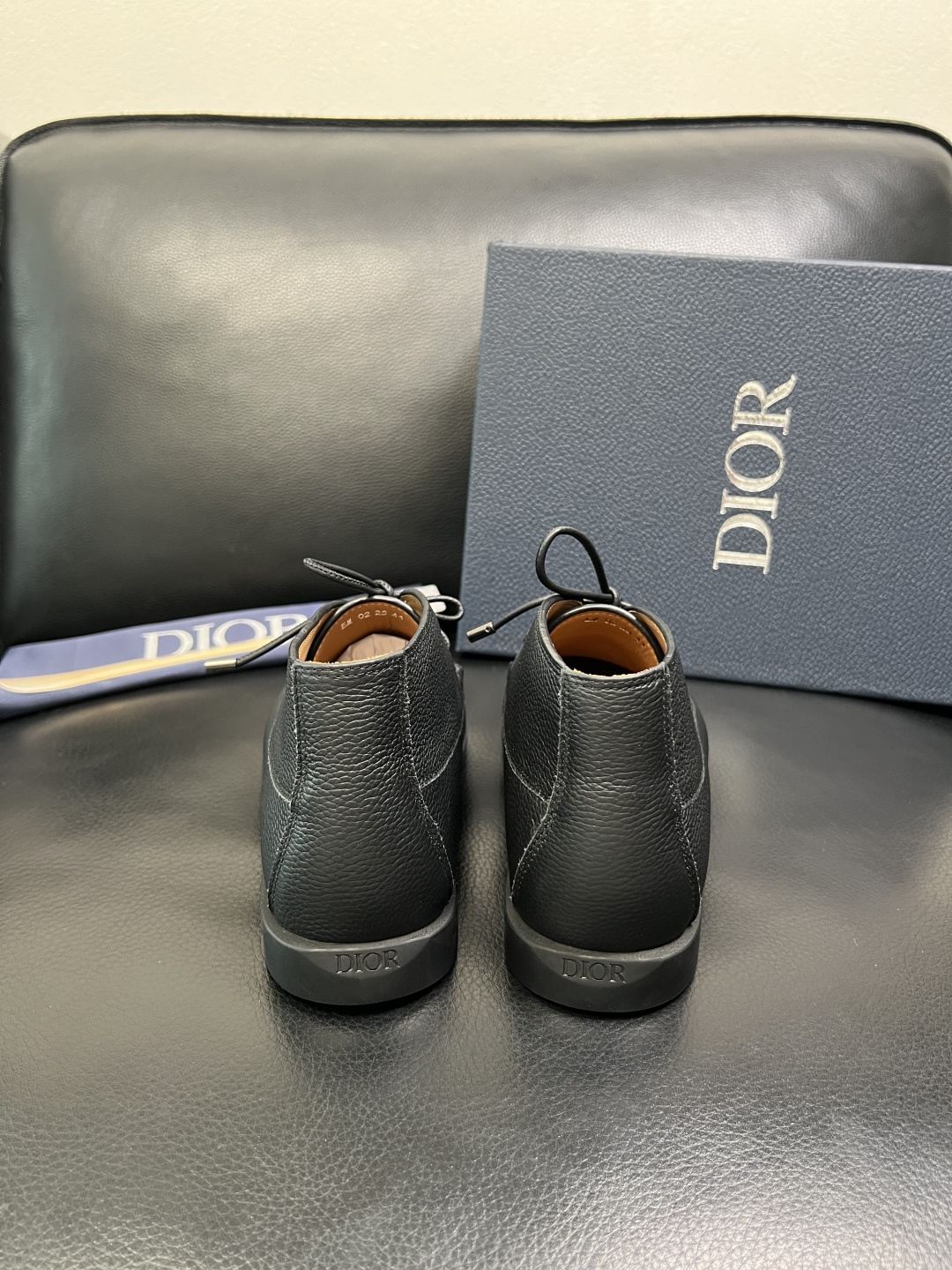 Dior 顶级工艺品 迪奥 专柜同步 原厂配置，意大利进口原版牛皮拼布面料，透气舒适进口水染牛里垫，鞋底