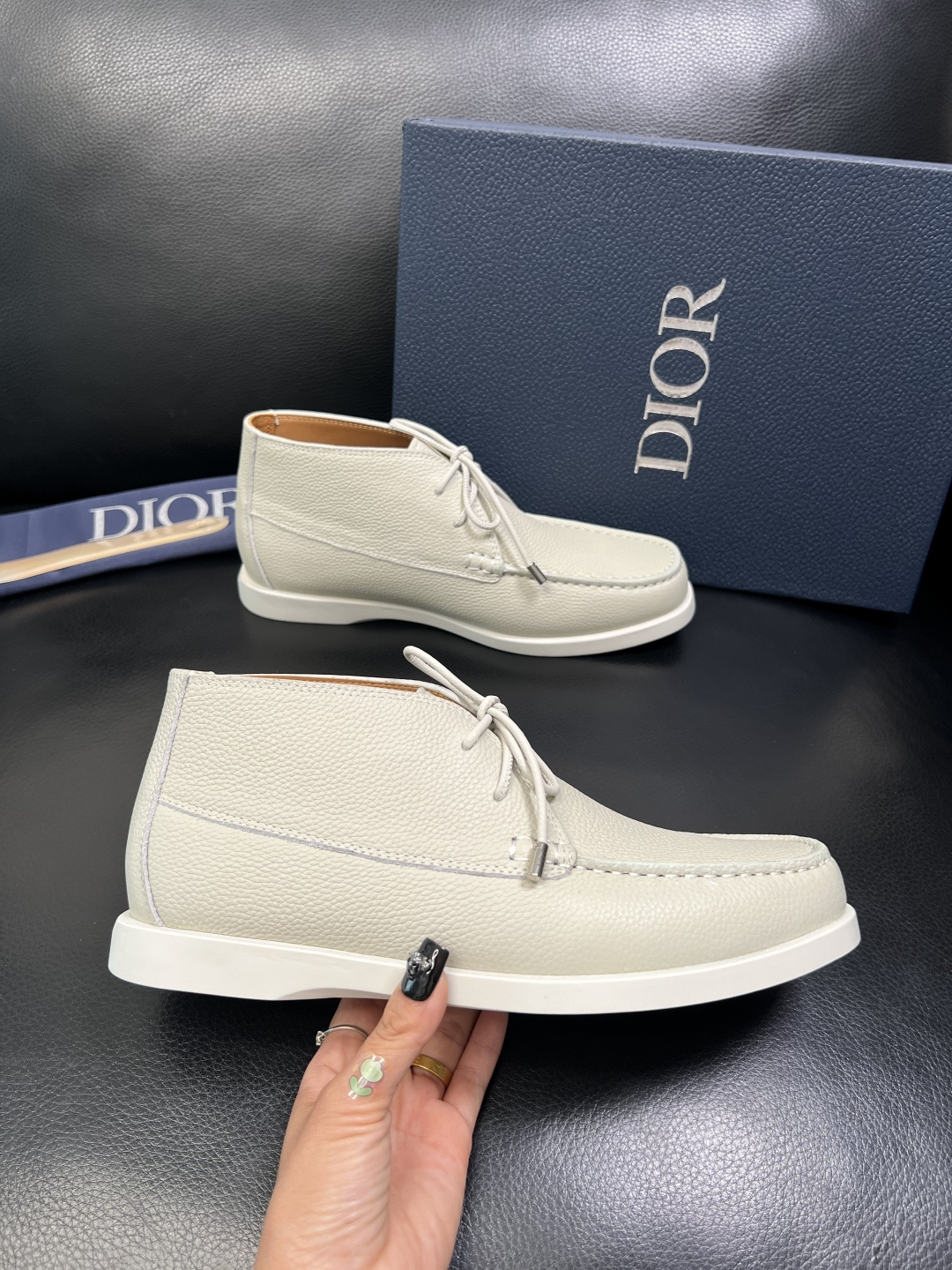 Dior 顶级工艺品 迪奥 专柜同步 原厂配置，意大利进口原版牛皮拼布面料，透气舒适进口水染牛里垫，鞋底