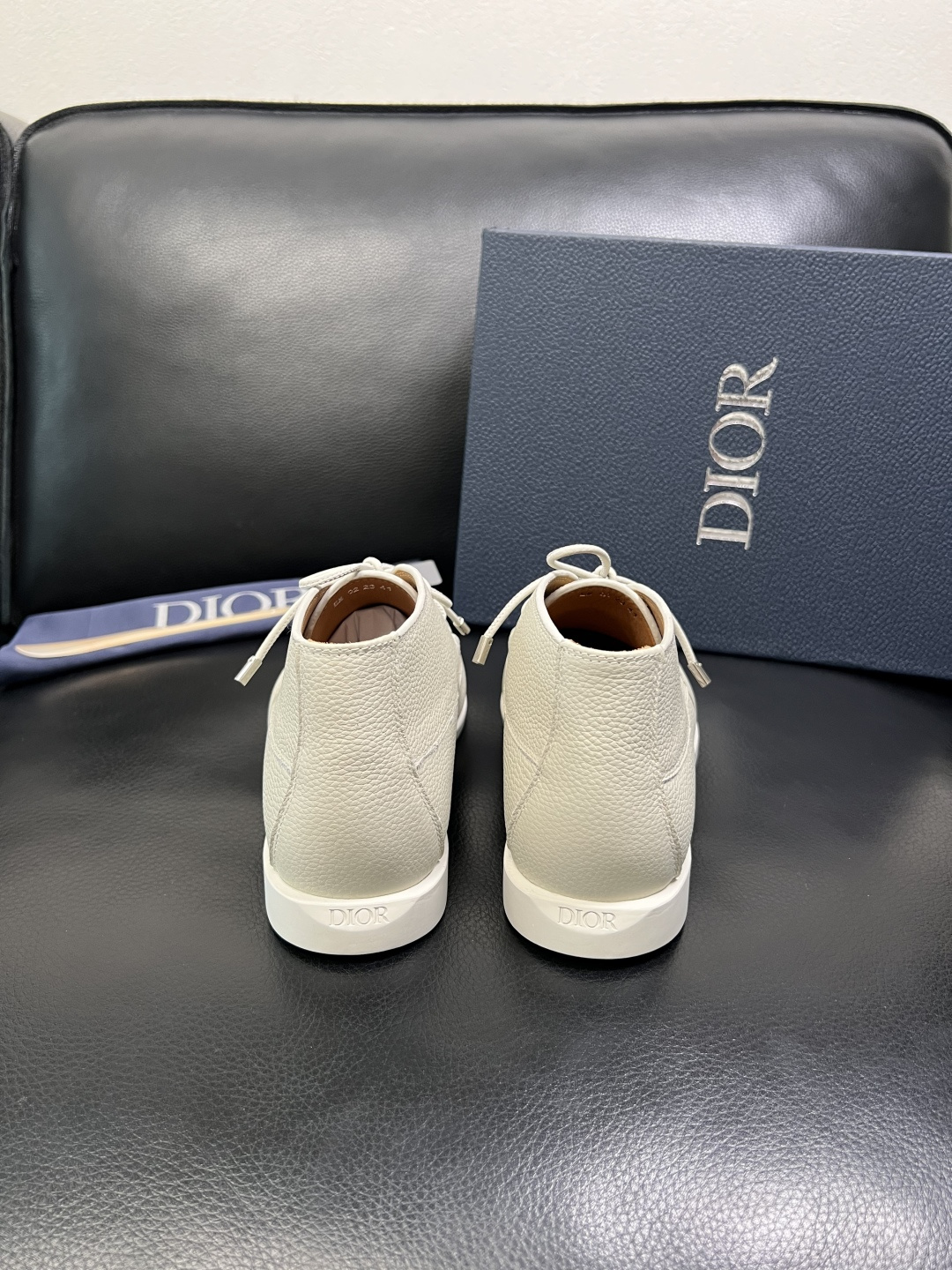 Dior 顶级工艺品 迪奥 专柜同步 原厂配置，意大利进口原版牛皮拼布面料，透气舒适进口水染牛里垫，鞋底