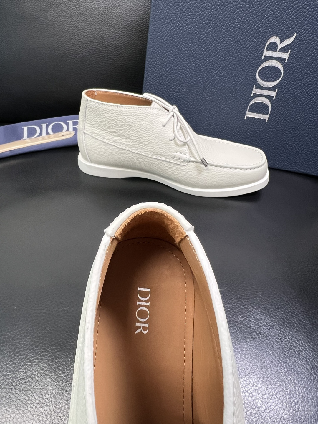 Dior 顶级工艺品 迪奥 专柜同步 原厂配置，意大利进口原版牛皮拼布面料，透气舒适进口水染牛里垫，鞋底