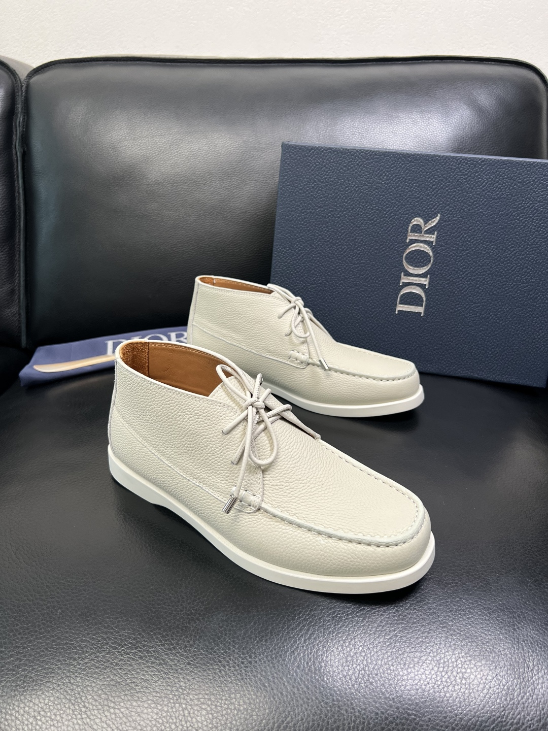 Dior 顶级工艺品 迪奥 专柜同步 原厂配置，意大利进口原版牛皮拼布面料，透气舒适进口水染牛里垫，鞋底