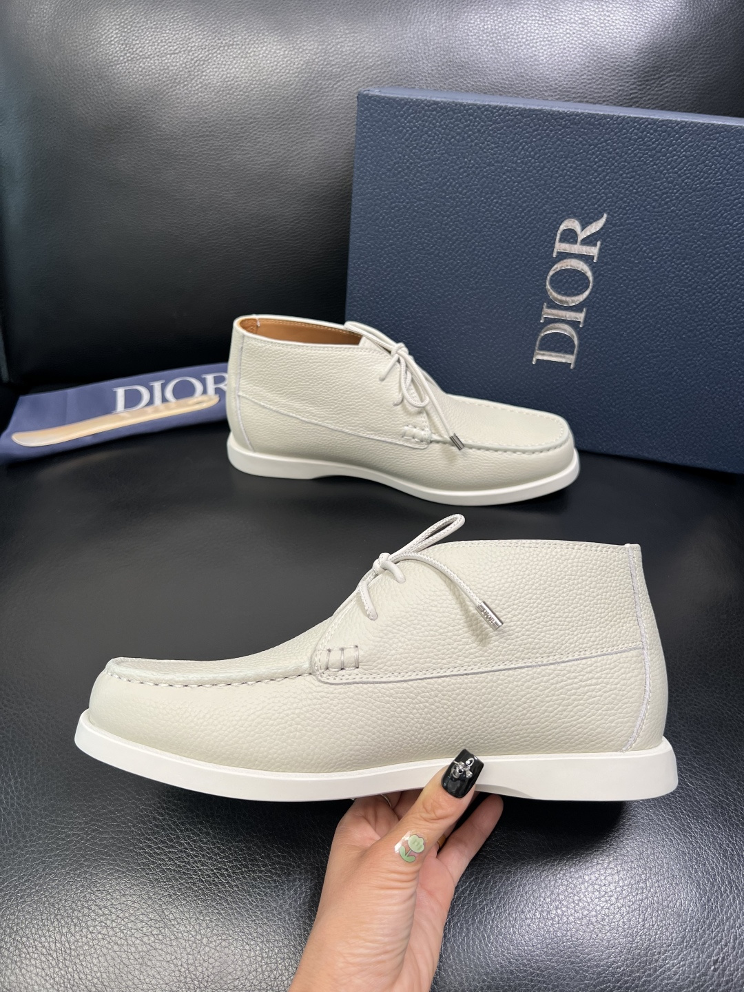 Dior 顶级工艺品 迪奥 专柜同步 原厂配置，意大利进口原版牛皮拼布面料，透气舒适进口水染牛里垫，鞋底