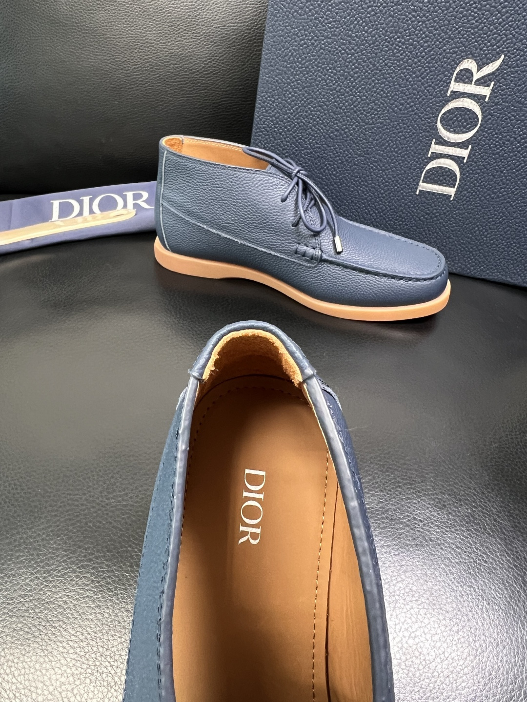 Dior 顶级工艺品 迪奥 专柜同步 原厂配置，意大利进口原版牛皮拼布面料，透气舒适进口水染牛里垫，鞋底