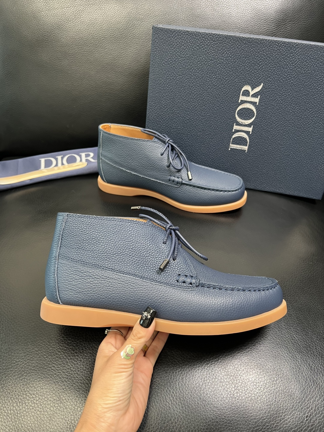 Dior 顶级工艺品 迪奥 专柜同步 原厂配置，意大利进口原版牛皮拼布面料，透气舒适进口水染牛里垫，鞋底