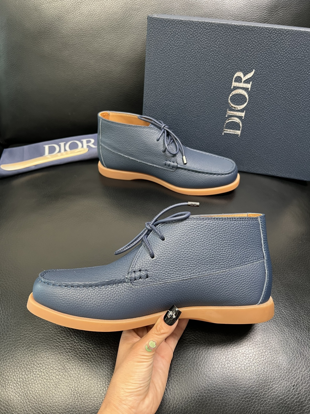 Dior 顶级工艺品 迪奥 专柜同步 原厂配置，意大利进口原版牛皮拼布面料，透气舒适进口水染牛里垫，鞋底