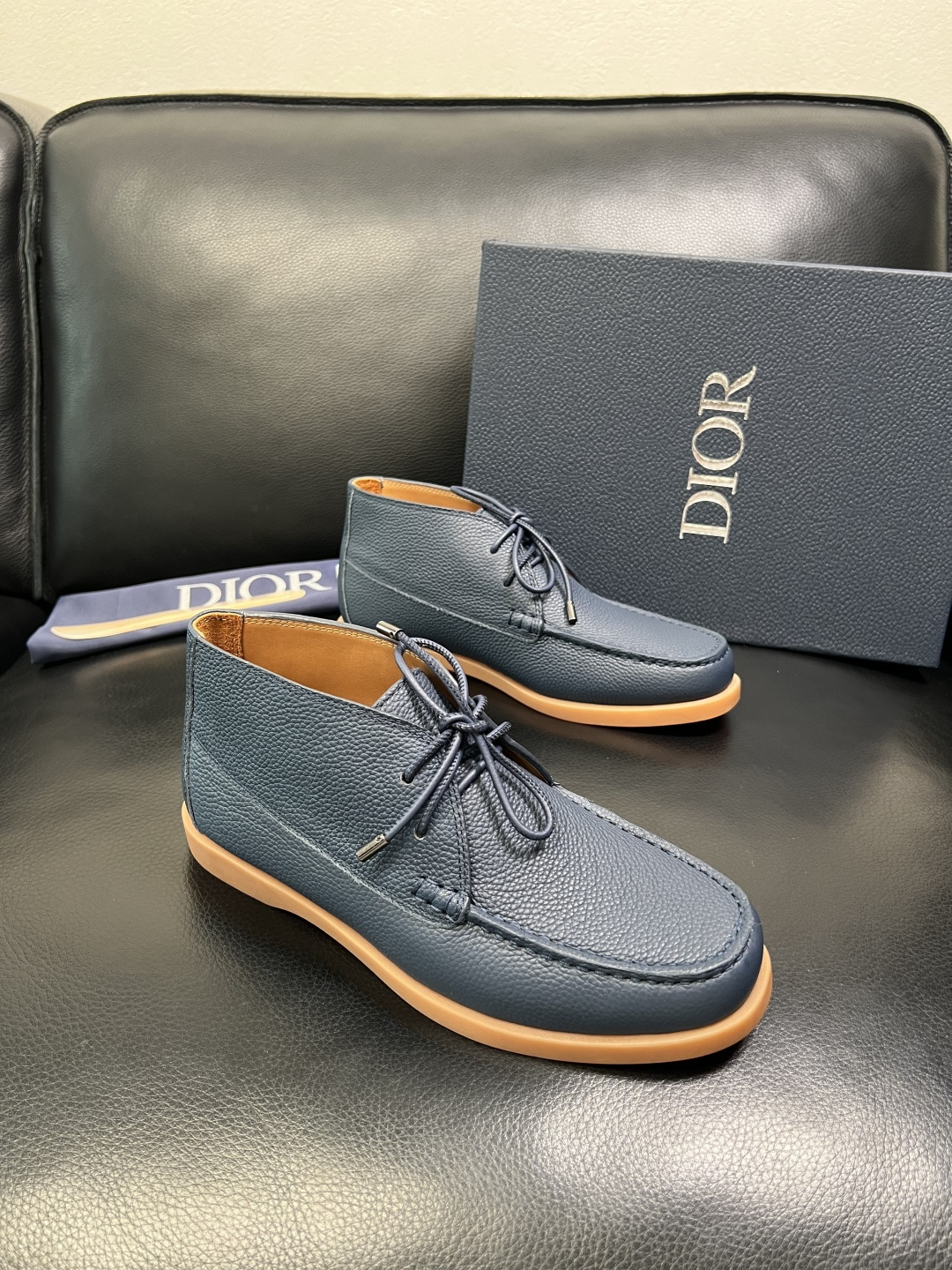 Dior 顶级工艺品 迪奥 专柜同步 原厂配置，意大利进口原版牛皮拼布面料，透气舒适进口水染牛里垫，鞋底