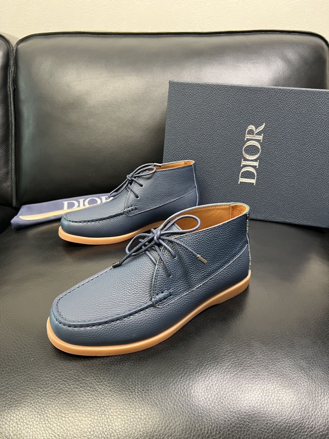 Dior 顶级工艺品 迪奥 专柜同步 原厂配置，意大利进口原版牛皮拼布面料，透气舒适进口水染牛里垫，鞋底