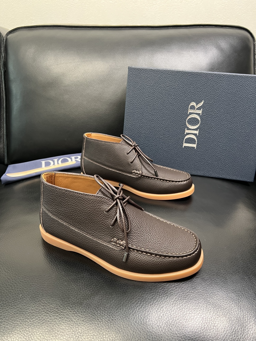 Dior 顶级工艺品 迪奥 专柜同步 原厂配置，意大利进口原版牛皮拼布面料，透气舒适进口水染牛里垫，鞋底