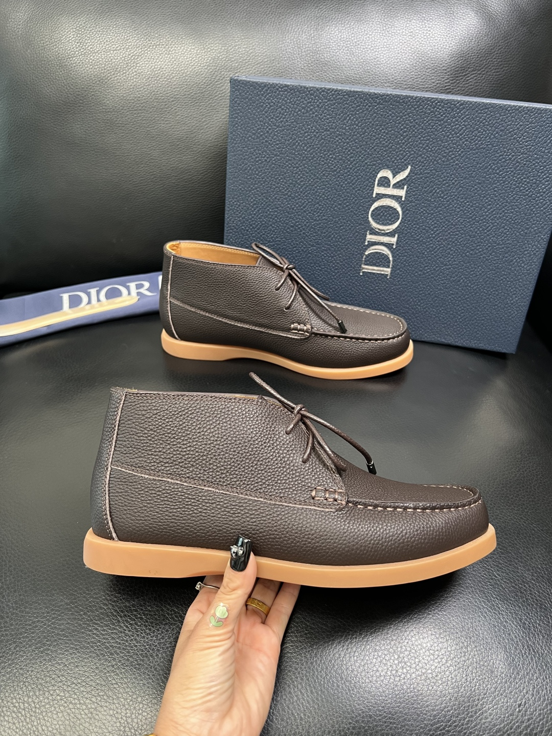 Dior 顶级工艺品 迪奥 专柜同步 原厂配置，意大利进口原版牛皮拼布面料，透气舒适进口水染牛里垫，鞋底