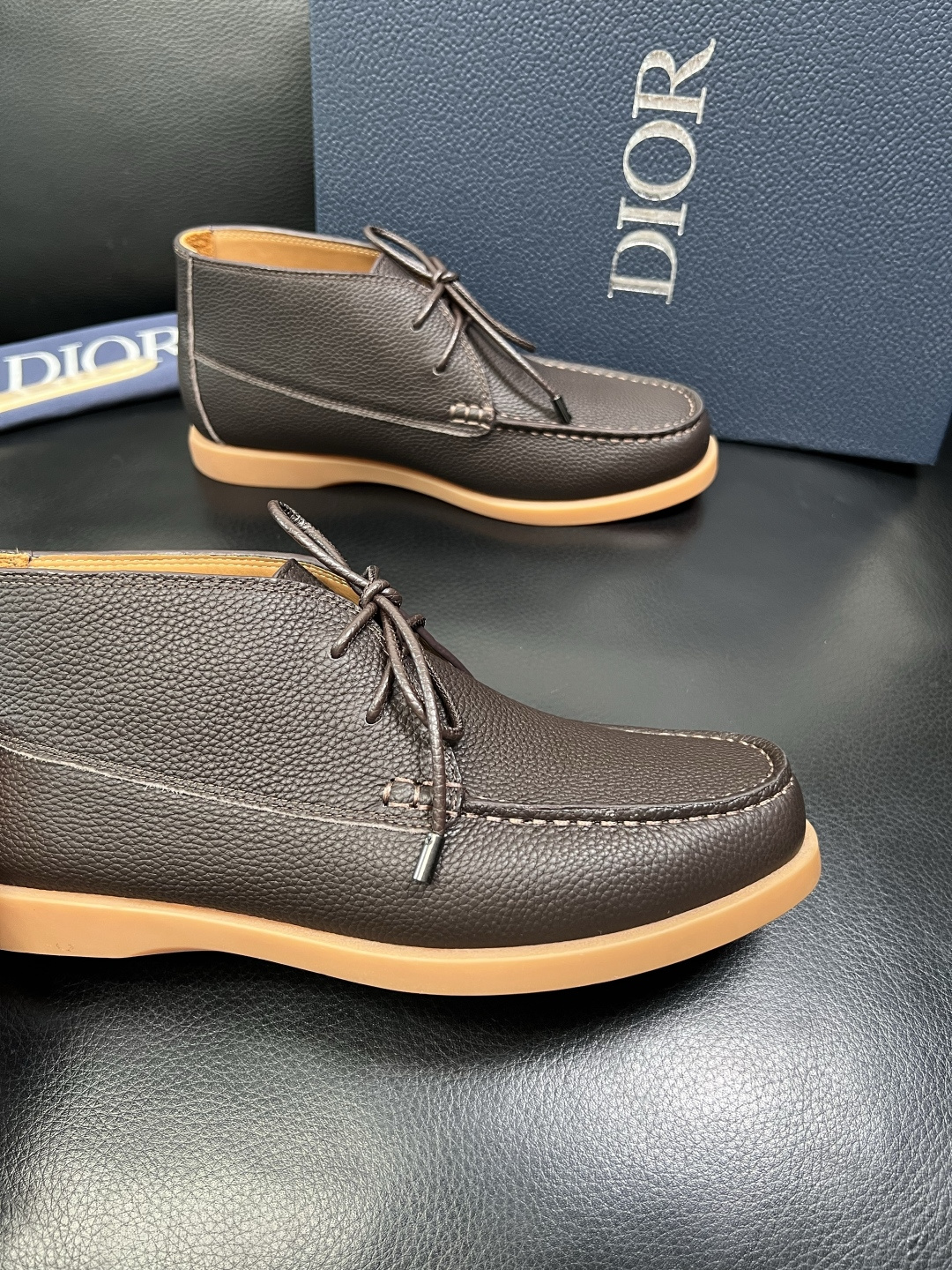 Dior 顶级工艺品 迪奥 专柜同步 原厂配置，意大利进口原版牛皮拼布面料，透气舒适进口水染牛里垫，鞋底