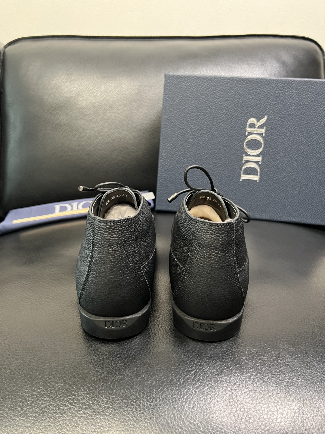 Dior 顶级工艺品 迪奥 专柜同步 原厂配置，意大利进口原版牛皮拼布面料，透气舒适进口水染牛里垫，鞋底