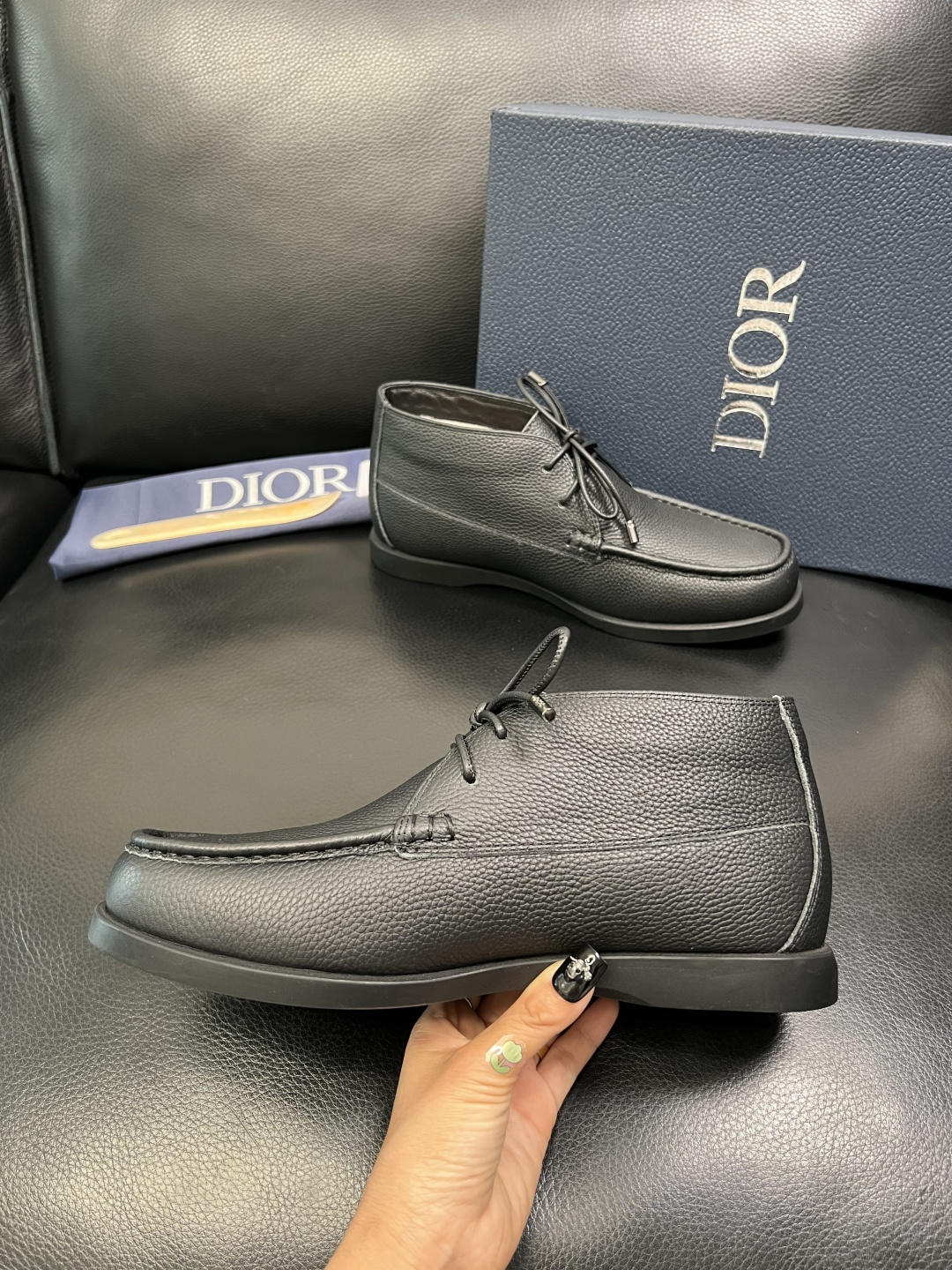 Dior 顶级工艺品 迪奥 专柜同步 原厂配置，意大利进口原版牛皮拼布面料，透气舒适进口水染牛里垫，鞋底