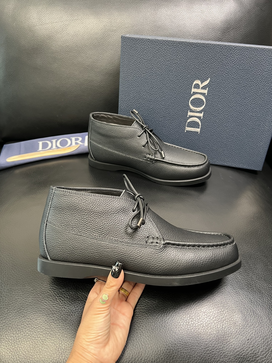 Dior 顶级工艺品 迪奥 专柜同步 原厂配置，意大利进口原版牛皮拼布面料，透气舒适进口水染牛里垫，鞋底