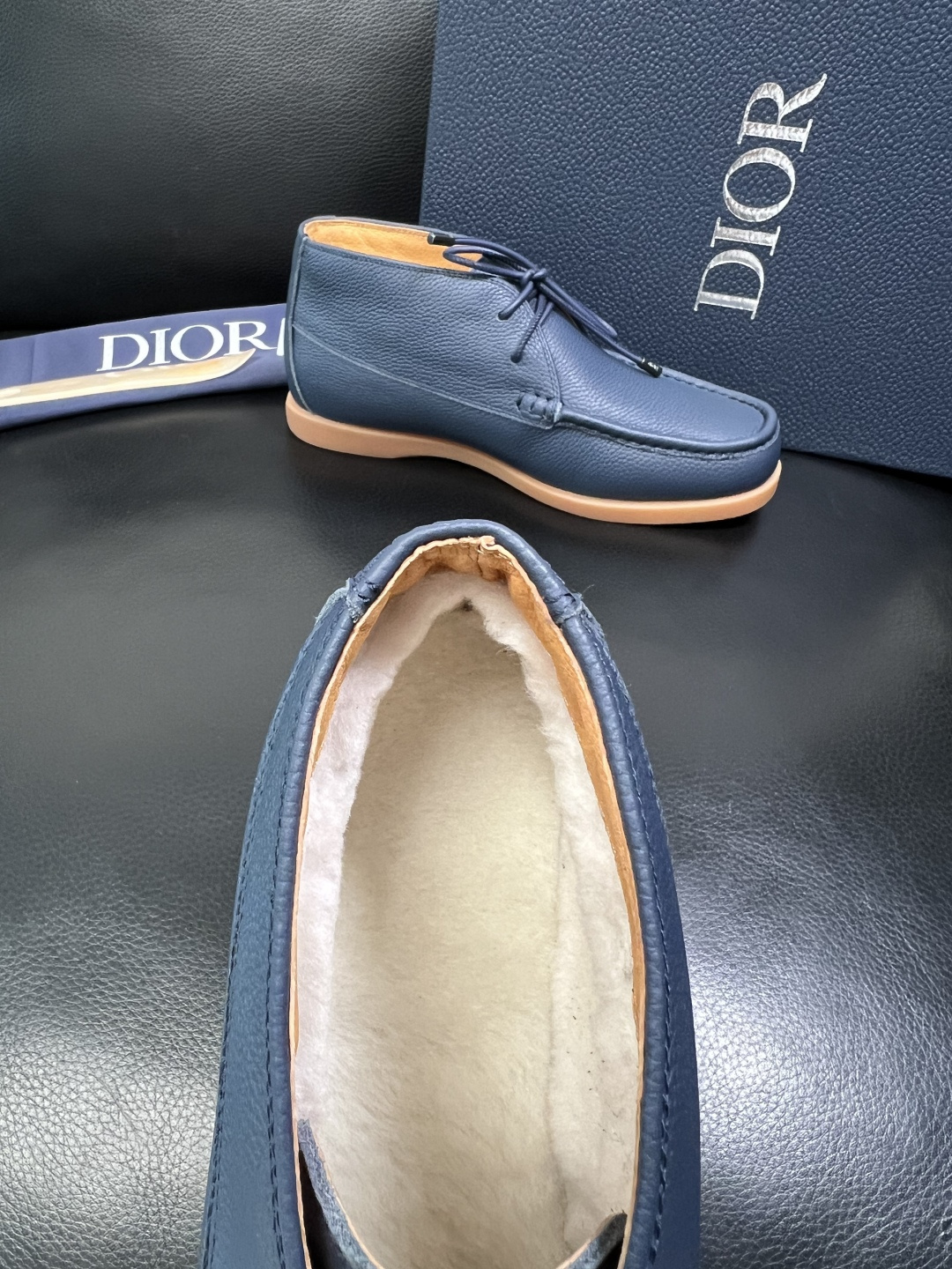 Dior 顶级工艺品 迪奥 专柜同步 原厂配置，意大利进口原版牛皮拼布面料，透气舒适进口水染牛里垫，鞋底