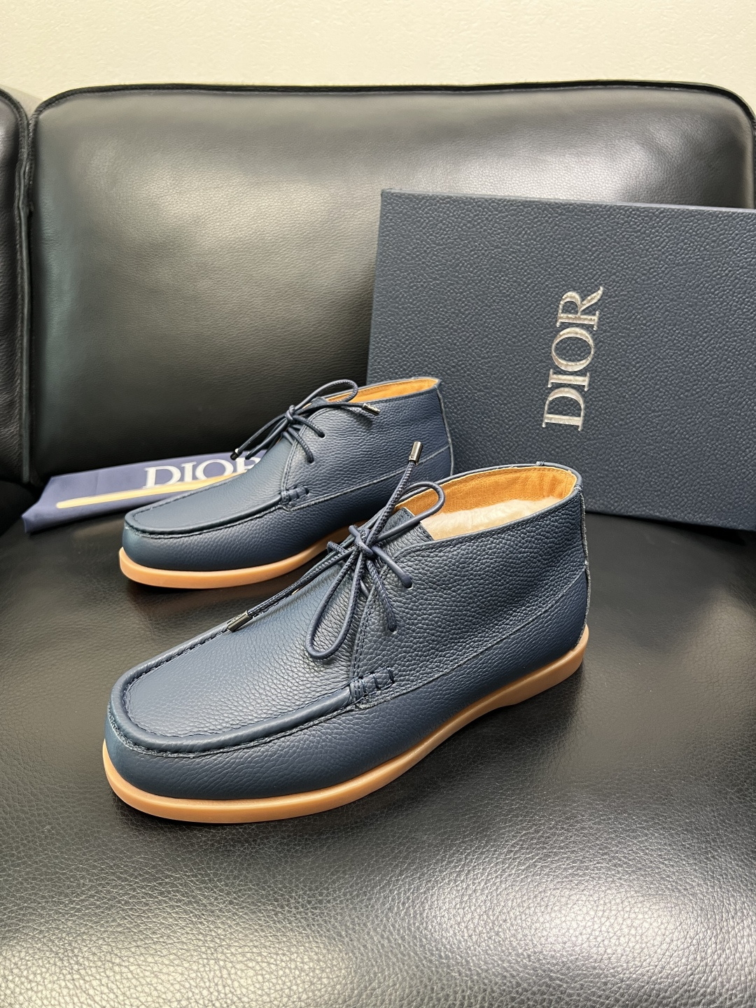 Dior 顶级工艺品 迪奥 专柜同步 原厂配置，意大利进口原版牛皮拼布面料，透气舒适进口水染牛里垫，鞋底