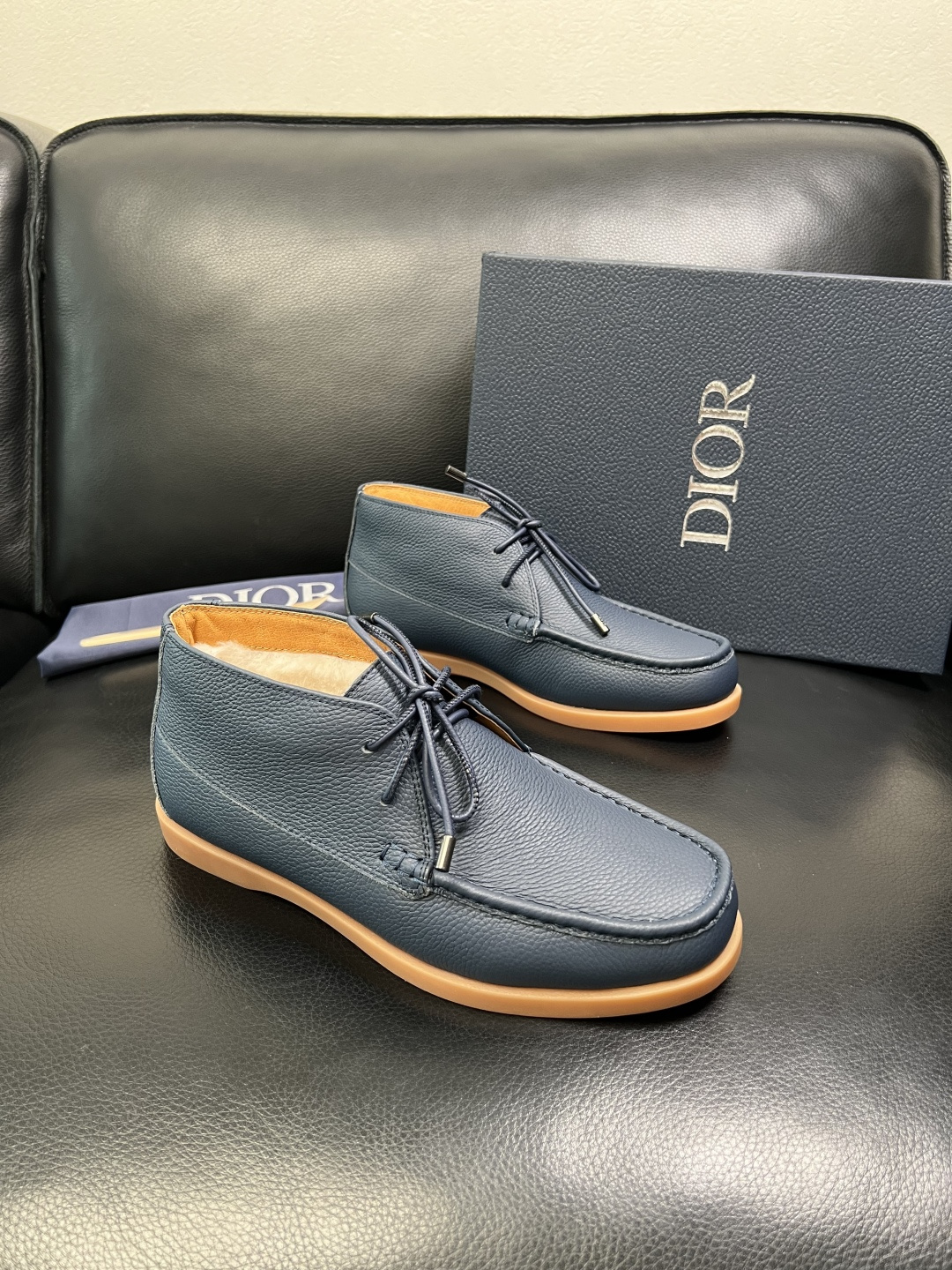 Dior 顶级工艺品 迪奥 专柜同步 原厂配置，意大利进口原版牛皮拼布面料，透气舒适进口水染牛里垫，鞋底