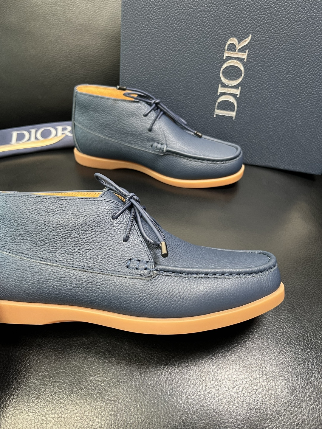 Dior 顶级工艺品 迪奥 专柜同步 原厂配置，意大利进口原版牛皮拼布面料，透气舒适进口水染牛里垫，鞋底