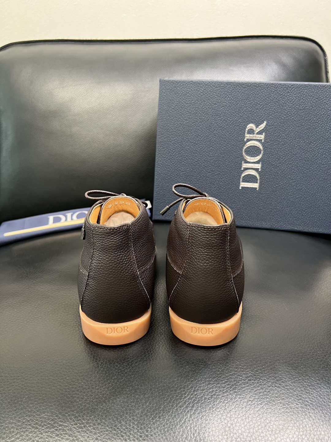Dior 顶级工艺品 迪奥 专柜同步 原厂配置，意大利进口原版牛皮拼布面料，透气舒适进口水染牛里垫，鞋底