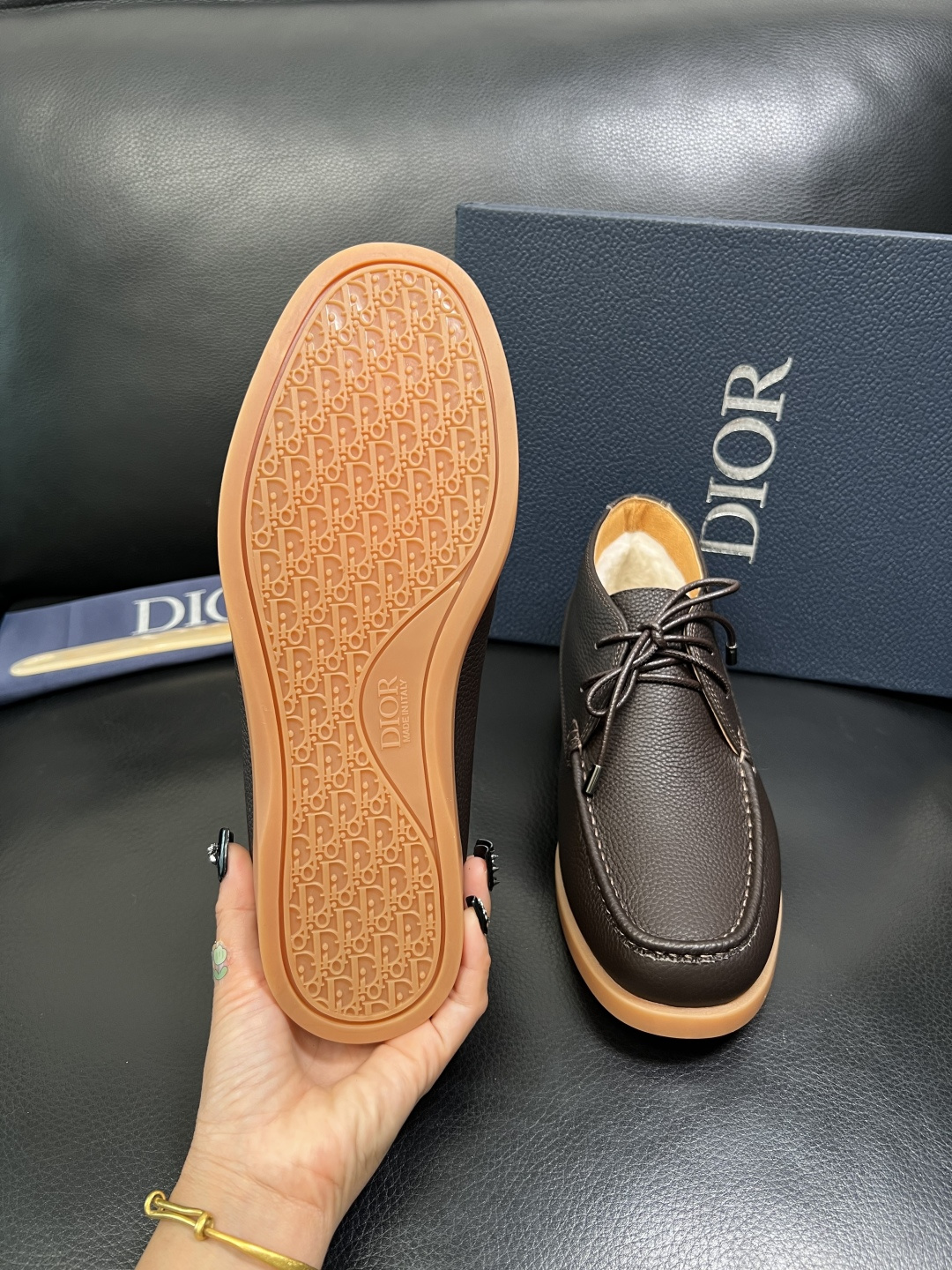 Dior 顶级工艺品 迪奥 专柜同步 原厂配置，意大利进口原版牛皮拼布面料，透气舒适进口水染牛里垫，鞋底