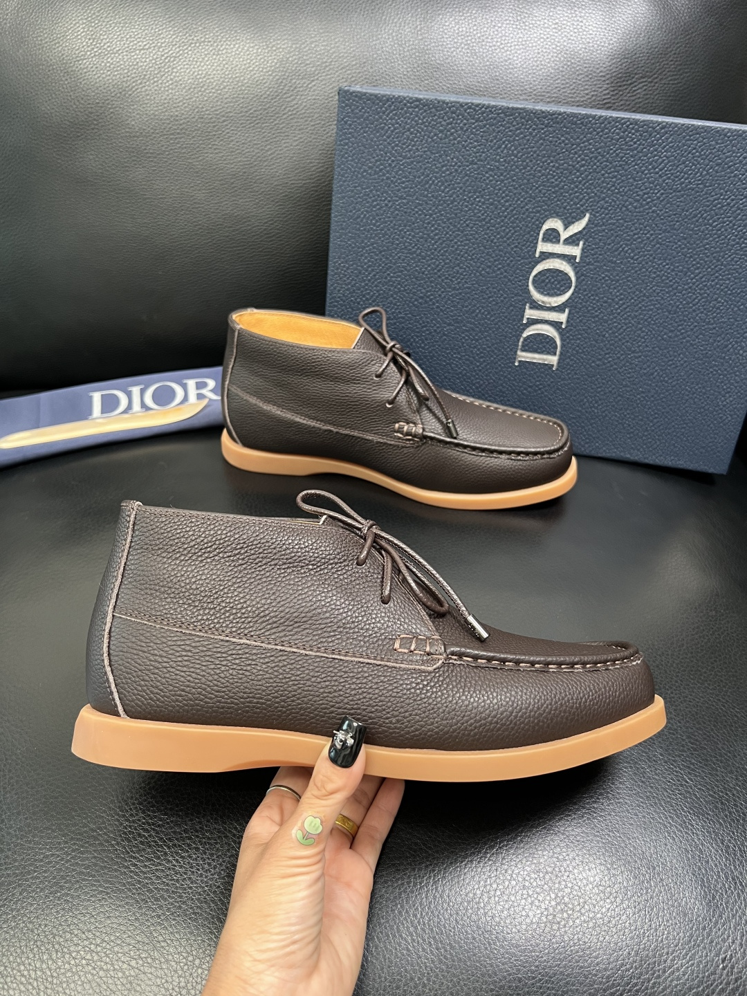 Dior 顶级工艺品 迪奥 专柜同步 原厂配置，意大利进口原版牛皮拼布面料，透气舒适进口水染牛里垫，鞋底