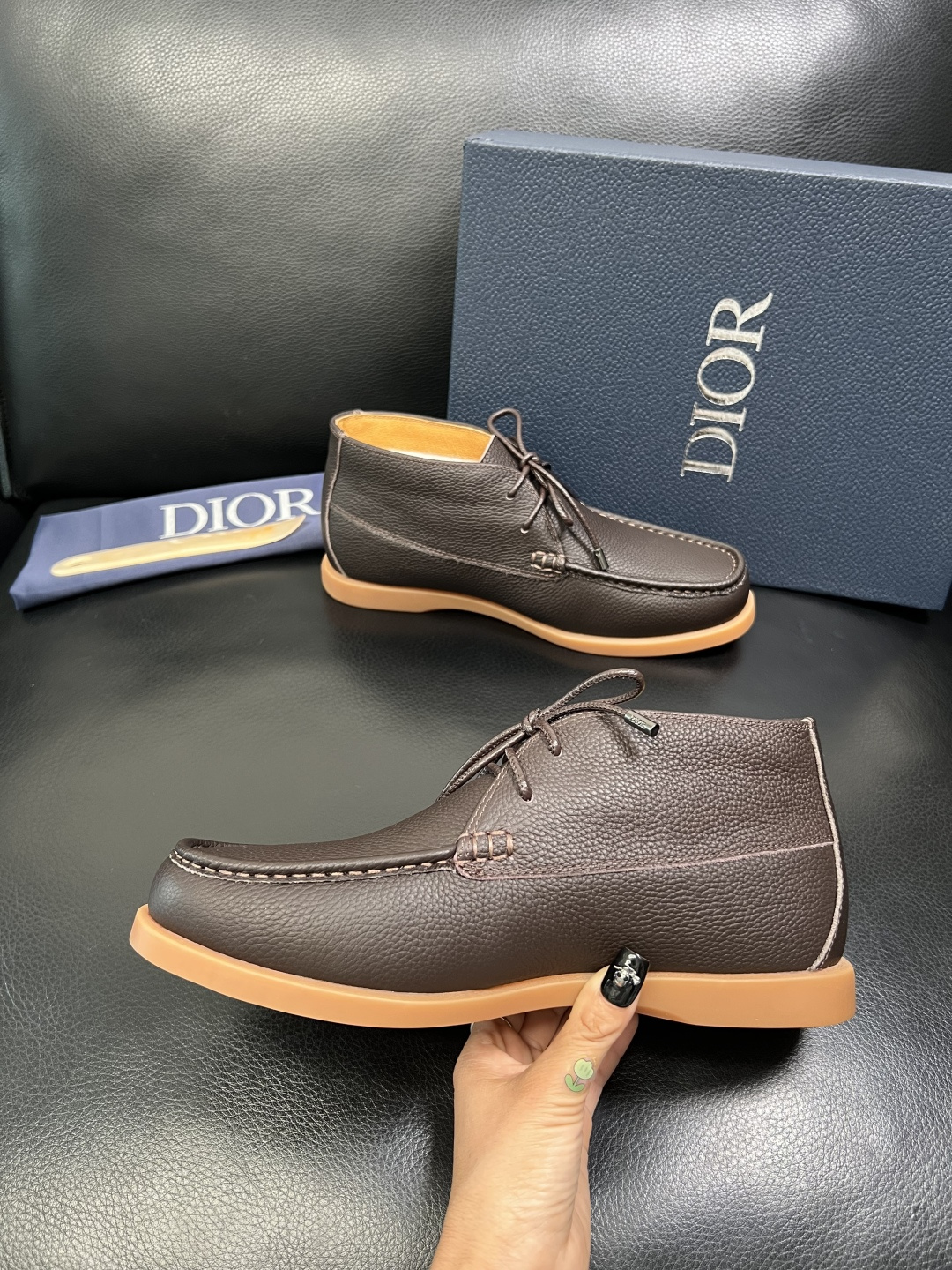 Dior 顶级工艺品 迪奥 专柜同步 原厂配置，意大利进口原版牛皮拼布面料，透气舒适进口水染牛里垫，鞋底