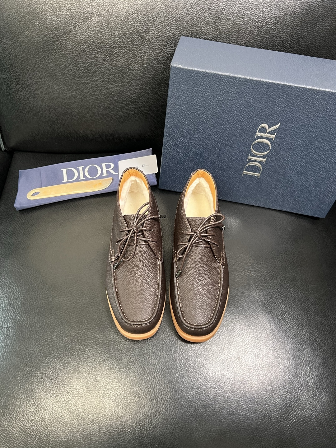 Dior 顶级工艺品 迪奥 专柜同步 原厂配置，意大利进口原版牛皮拼布面料，透气舒适进口水染牛里垫，鞋底