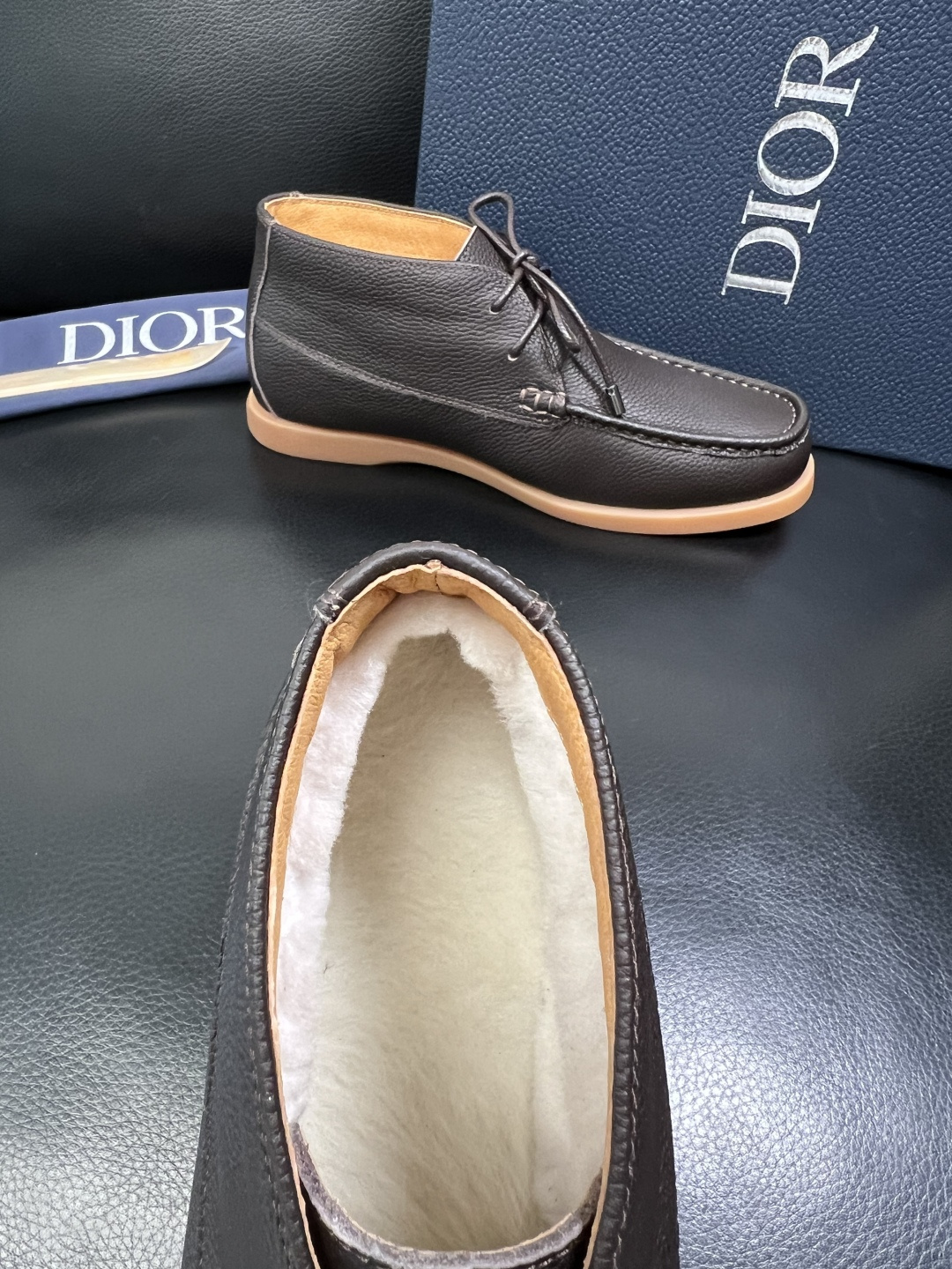 Dior 顶级工艺品 迪奥 专柜同步 原厂配置，意大利进口原版牛皮拼布面料，透气舒适进口水染牛里垫，鞋底