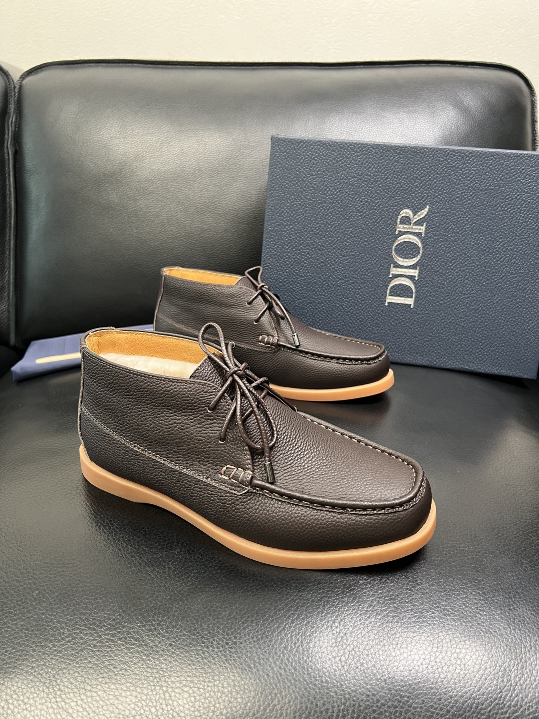 Dior 顶级工艺品 迪奥 专柜同步 原厂配置，意大利进口原版牛皮拼布面料，透气舒适进口水染牛里垫，鞋底