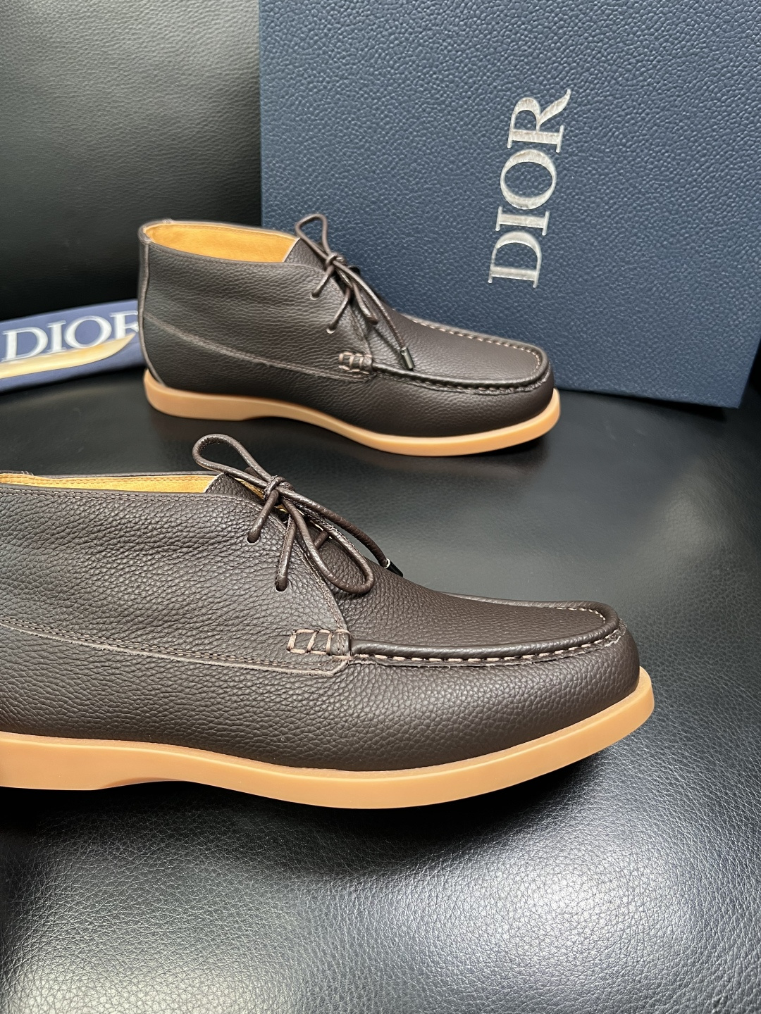 Dior 顶级工艺品 迪奥 专柜同步 原厂配置，意大利进口原版牛皮拼布面料，透气舒适进口水染牛里垫，鞋底