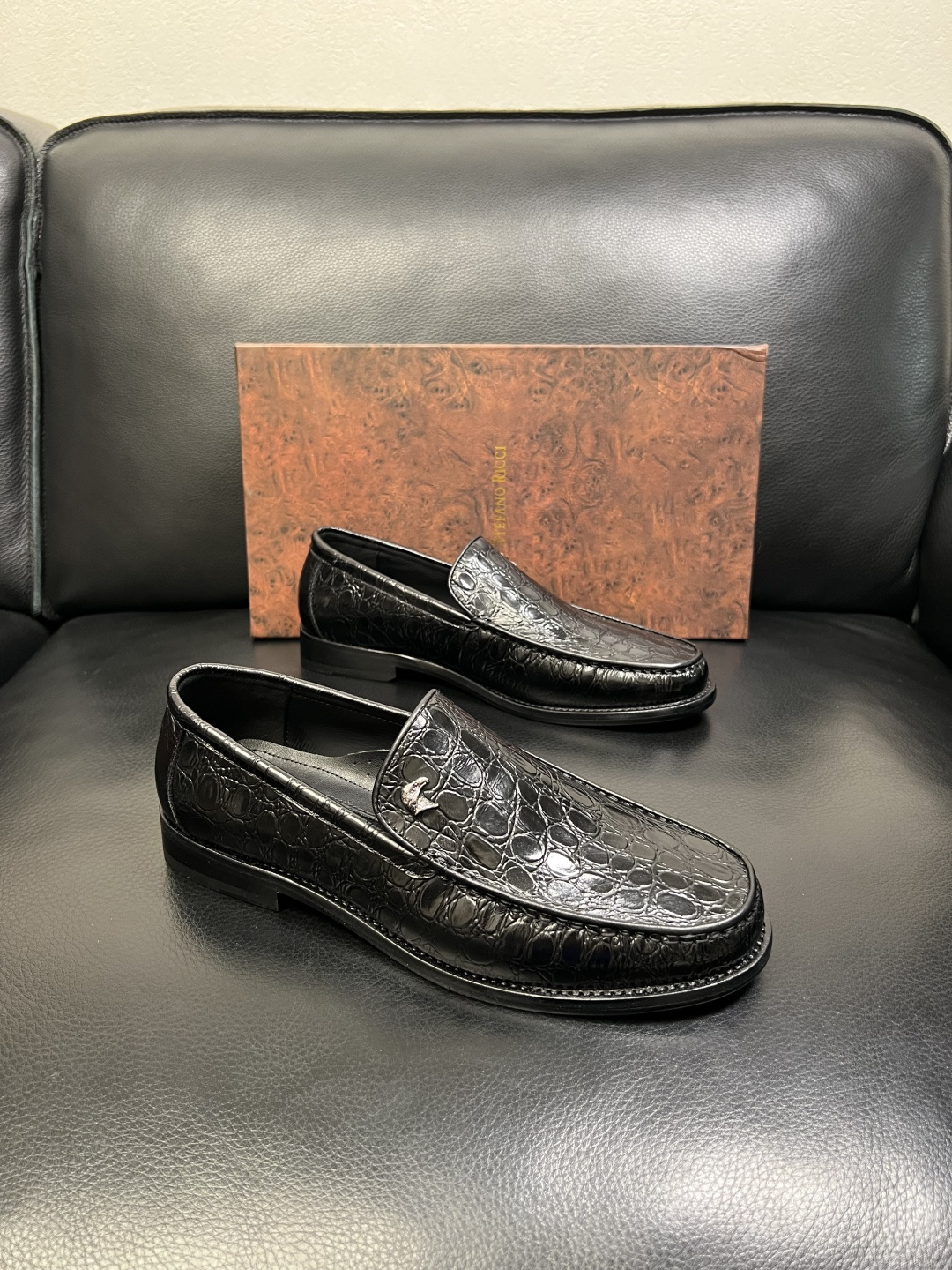 NO:604264,StefanoRicci's top purchasing agent, Stephen Launich, is synchronizing new products at the counter. The uppers are imported cowhide fabrics from Italy, and the imported water-dyed cowhide linings are specially made by the original factory. The exclusive movable molded soles are super comfortable. The original factory follows orders, high quality, and can be entered and exited the counter at will. Welcome to compare, code number 39-44 (customized 38 45 46),,cowhide19860909StefanoRicci 顶级代购史蒂芬 劳尼治 专柜新品同步,鞋面意大利进口牛皮面料,进口水染牛皮内里垫,鞋底原厂特供原版底,独家活动成型底超级舒适,原厂跟单货,高品质,可随意进出专柜,欢迎对比,码数 39-44（订做 38 45 46）,,cowhide,Men's shoes