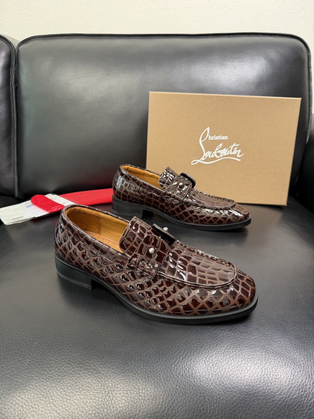 NO:604270,christian louboutin high-quality top crafts CL red sole, the counter is synchronized with the original configuration, Italian imported cowhide fabric, imported water-dyed cowhide lining, the original sole is specially provided by the original factory, the original factory follows the order, high quality, welcome to compare, code number 39-44 (customized 38 45 46),,cowhide19860909christian louboutin 高品质 顶级工艺品 CL红底 专柜同步原厂配置,意大利进口牛皮面料,进口水染牛皮内里,鞋底原厂特供原版底,原厂跟单货,高品质,欢迎对比,码数 39-44（订做 38 45 46）,,cowhide,Men's shoes