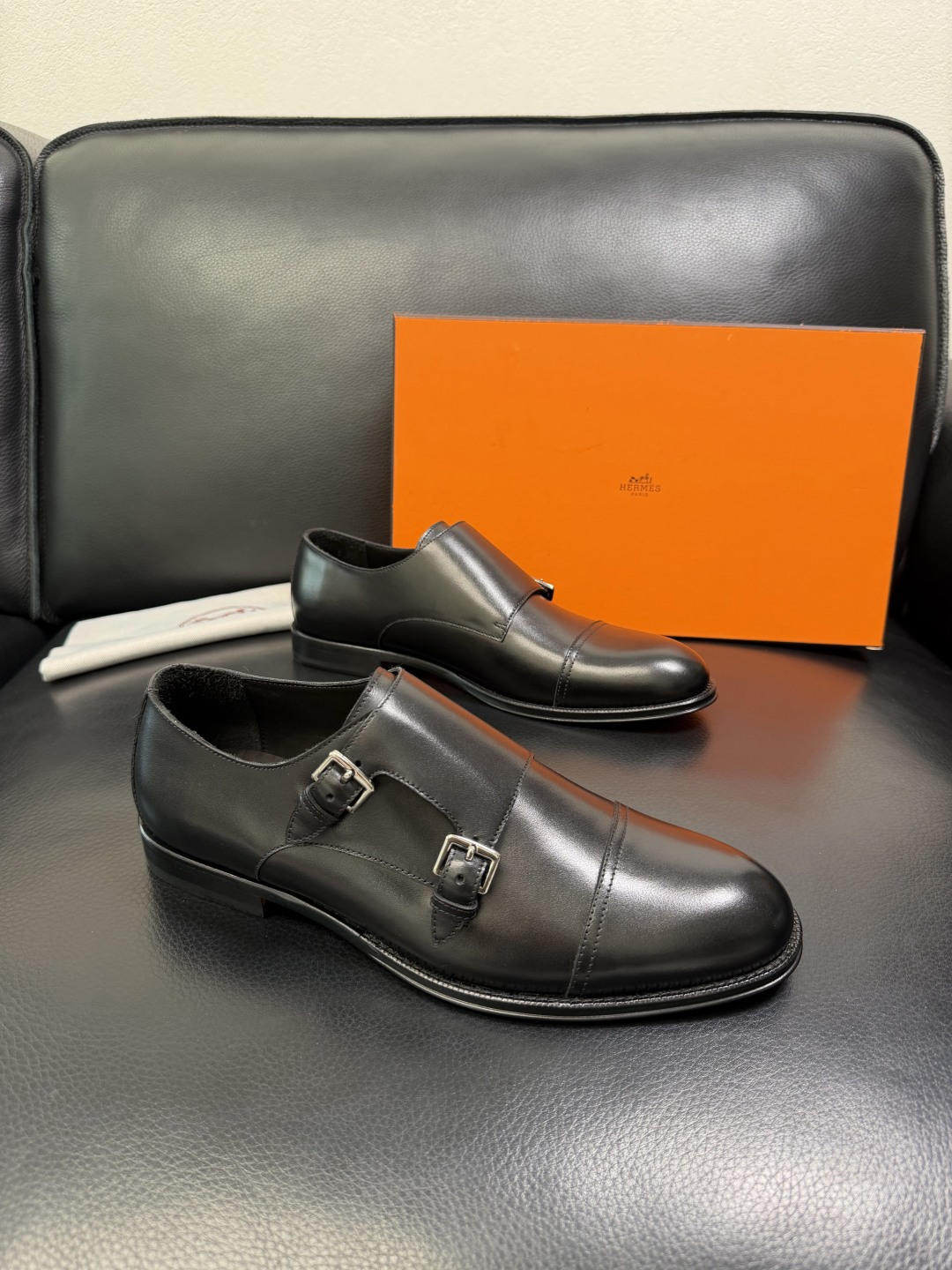 NO:604276,Hermes High-quality top crafts Hermes Leather Shoe Counter Synchronization Original factory configuration, original cowhide fabric imported from Italy, breathable and comfortable imported water-dyed cowhide lining, original soles specially provided by the factory and super comfortable, original factory and single goods are welcome to compare, code number 39-44 (order 38 45 46),, hermes, hermes, cowhide19860909Hermes 高品质 顶级工艺品 爱马仕 皮鞋专柜同步 原厂配置,意大利进口原版牛皮面料,透气舒适进口水染牛里垫,鞋底原厂特供原版底超级舒适,原厂跟单货 欢迎对比,码数 39-44（订 38 45 46),,hermes,hermes,cowhide,Men's shoes