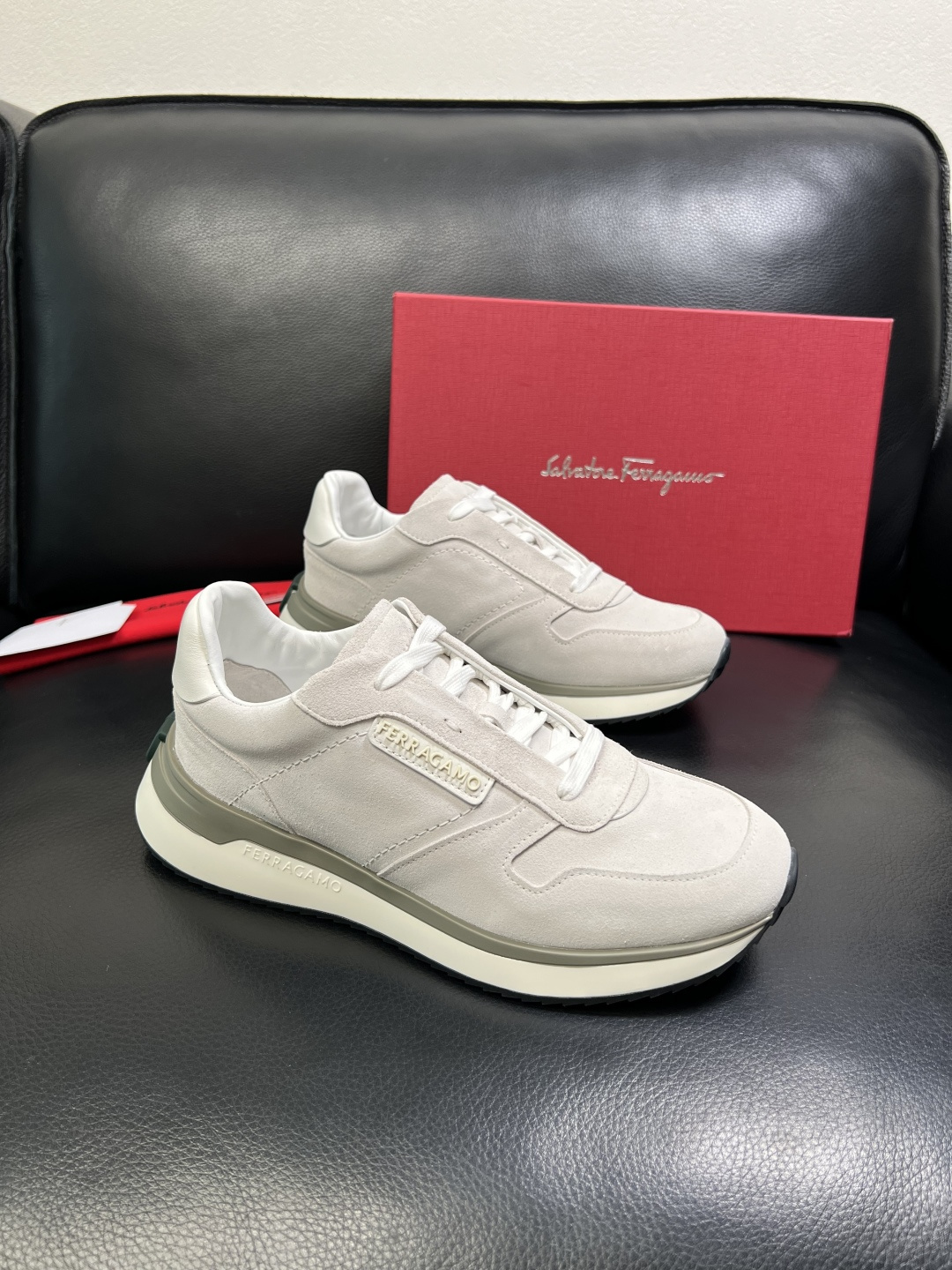 NO:604931,Ferragamo high-quality top handicrafts. Ferragamo counters simultaneously sell original factory configurations, original cowhide imported from Italy, imported water-dyed cowhide, soles specially provided by the original factory and super comfortable, original factory follow-up orders, welcome to compare at the counter simultaneously, code number 39-44 (customized 45), ferragamo, ferragamo, cowhide19860909Ferragamo 高品质 顶级工艺品 菲拉格慕专柜同步发售原厂配置,意大利进口原版牛皮,进口水染牛里 ,鞋底原厂特供原版底超级舒适,原厂跟单货 ,欢迎对比专柜同步,码数 39-44（订做 45）,,ferragamo,ferragamo,cowhide,Men's shoes