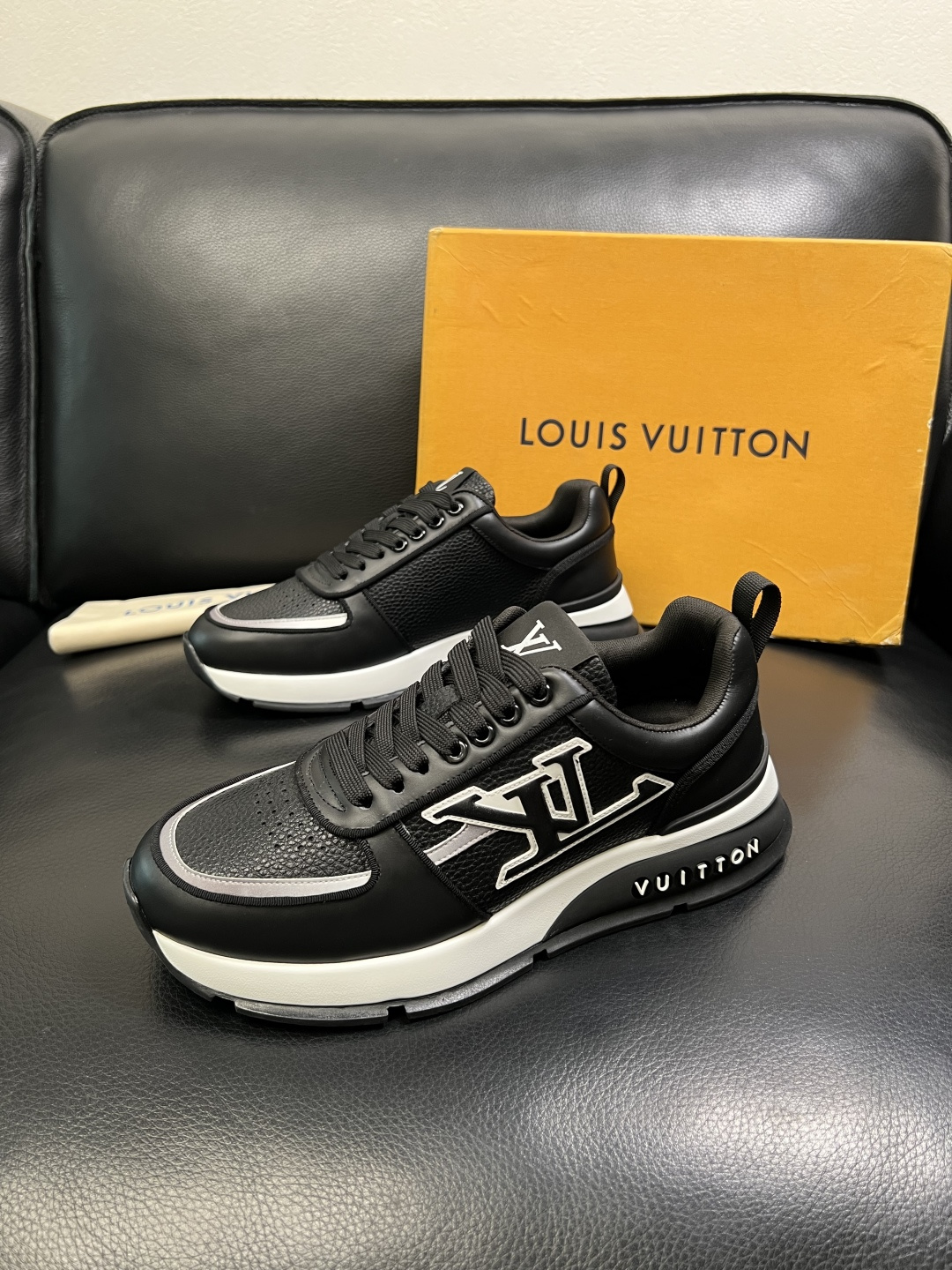 Lv 高品质 顶级工艺品 路易威登，运动板鞋专柜同步，鞋面意大利进口，高品质拼接缤纷色彩复杂工艺品，进口