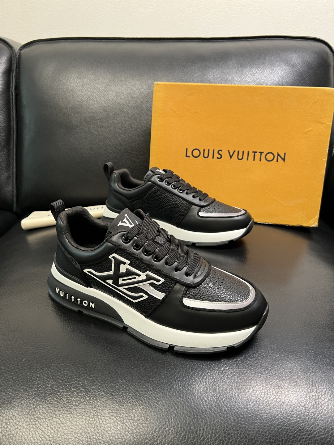 Lv 高品质 顶级工艺品 路易威登，运动板鞋专柜同步，鞋面意大利进口，高品质拼接缤纷色彩复杂工艺品，进口