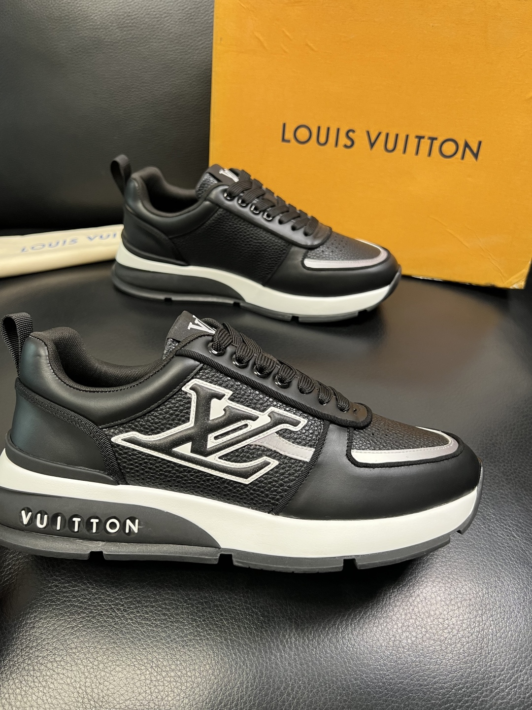 Lv 高品质 顶级工艺品 路易威登，运动板鞋专柜同步，鞋面意大利进口，高品质拼接缤纷色彩复杂工艺品，进口