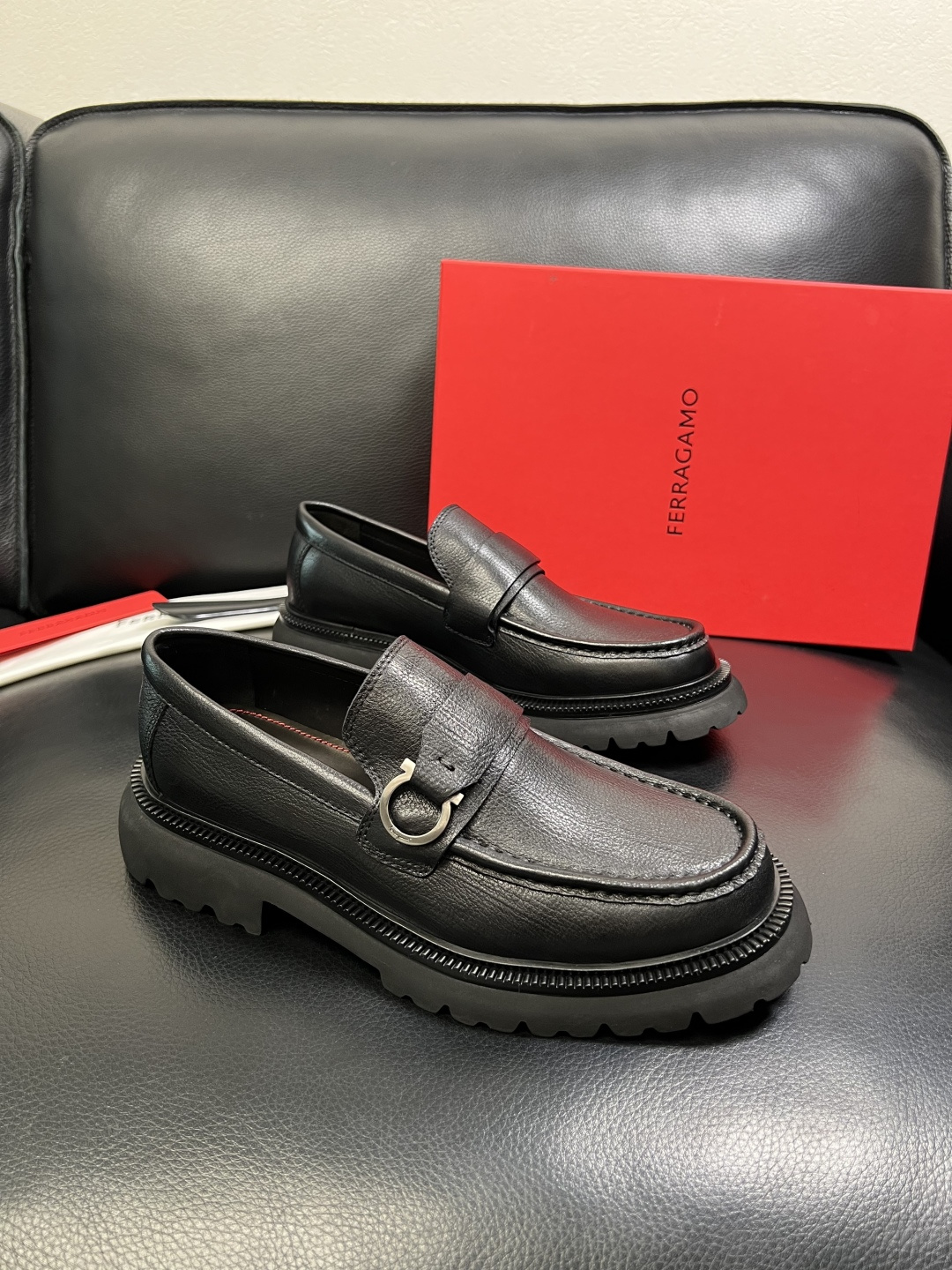 NO:604939,Ferragamo high-quality top crafts. Ferragamo counters simultaneously sell original factory configurations. Original cowhide imported from Italy, imported water-dyed cowhide. The soles are specially provided by the original factory and are super comfortable. The original factory follows the order. Welcome to compare at the counter. The code number is 39-44 (customized 38 45 46), ferragamo, ferragamo, cowhide19860909Ferragamo 高品质 顶级工艺品 菲拉格慕专柜同步发售原厂配置,意大利进口原版牛皮,进口水染牛里 ,鞋底原厂特供原版底超级舒适,原厂跟单货 ,欢迎对比专柜同步,码数 39-44（订做 38 45 46）,,ferragamo,ferragamo,cowhide,Men's shoes