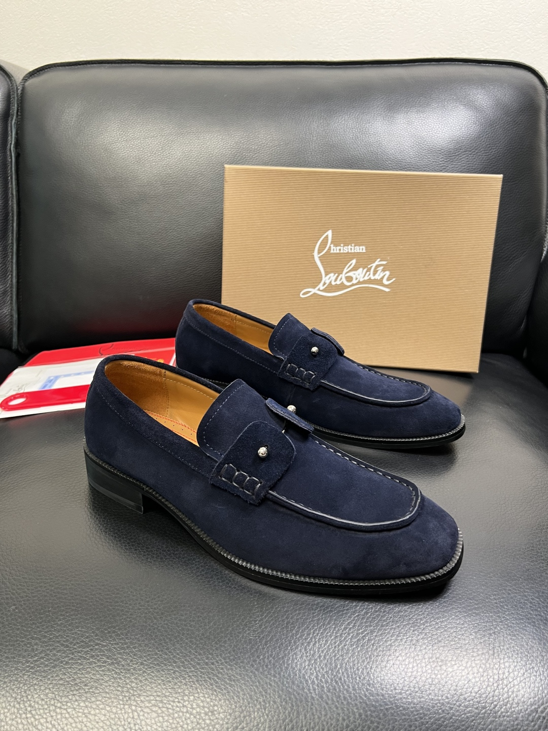 NO:604942,christian louboutin high-quality top crafts CL red sole, the counter is synchronized with the original configuration, Italian imported cowhide fabric, imported water-dyed cowhide lining, the original sole is specially provided by the original factory, the original factory follows the order, high quality, welcome to compare, code number 39-44 (customized 38 45 46),,cowhide19860909christian louboutin 高品质 顶级工艺品 CL红底 专柜同步原厂配置,意大利进口牛皮面料,进口水染牛皮内里,鞋底原厂特供原版底,原厂跟单货,高品质,欢迎对比,码数 39-44（订做 38 45 46）,,cowhide,Men's shoes