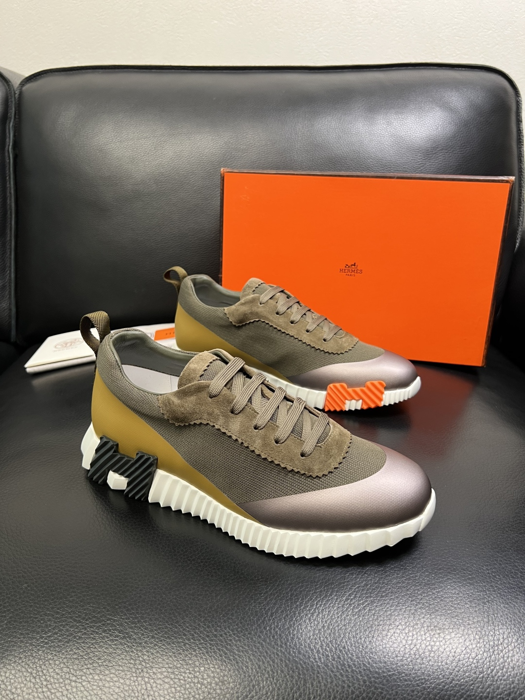 NO:604945,Hermes high-quality top handicrafts Hermès counters simultaneously sell original factory configurations, original cowhide patchwork fabrics imported from Italy, high-quality splicing technology, fully imported water-dyed cowhide linings, original soles specially provided by the factory and super comfortable, original factory and single goods are welcome to compare, code number 38-44 (customized 45 46), hermes, hermes, cowhide19860909Hermes 高品质 顶级工艺品 爱马仕 专柜同步发售原厂配置,意大利进口原版牛皮拼布面料,高品质拼接工艺,全进口水染牛皮里垫,鞋底原厂特供原版底超级舒适,原厂跟单货 欢迎对比,码数 38-44（ 订做 45 46）,,hermes,hermes,cowhide,Men's shoes