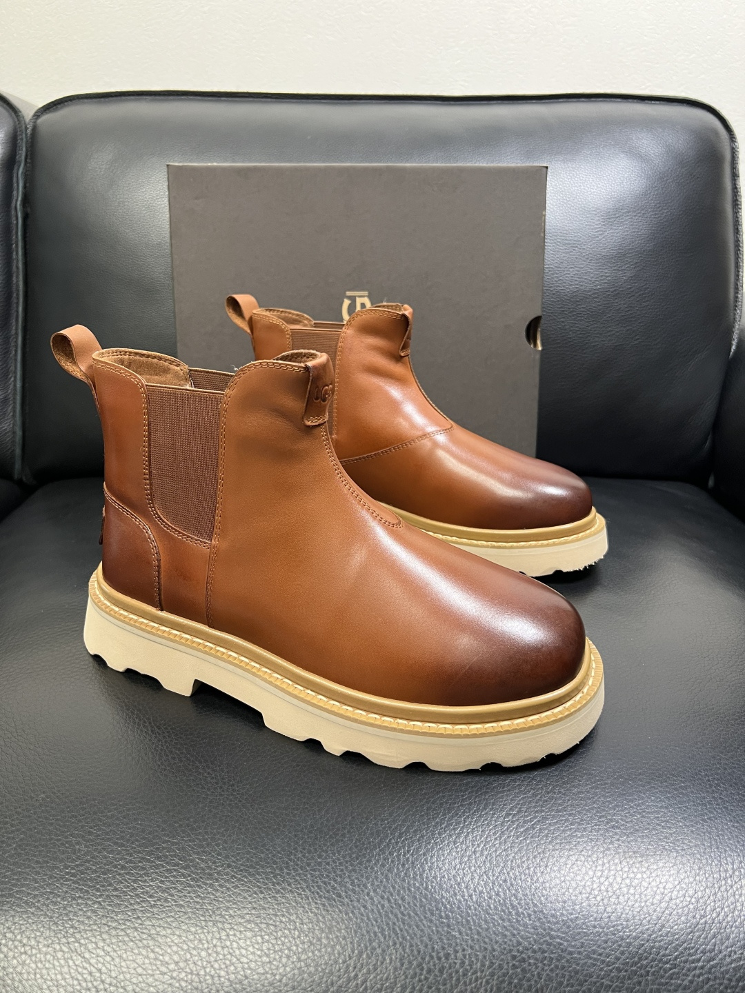 NO:604948,UGG high-quality top handicrafts are sold at the same time in the counter with original configuration, original cowhide fabric imported from Italy, high-quality splicing technology, fully imported lambswool lining, soles specially provided by the original factory and super comfortable, original factory and single goods are welcome to compare, code number 39-44 (customized 38 45),,cowhide19860909UGG 高品质 顶级工艺品 专柜同步发售原厂配置,意大利进口原版牛皮面料,高品质拼接工艺,全进口羔羊毛里垫,鞋底原厂特供原版底超级舒适,原厂跟单货 欢迎对比,码数 39-44（ 订做 38 45）,,cowhide,Men's shoes