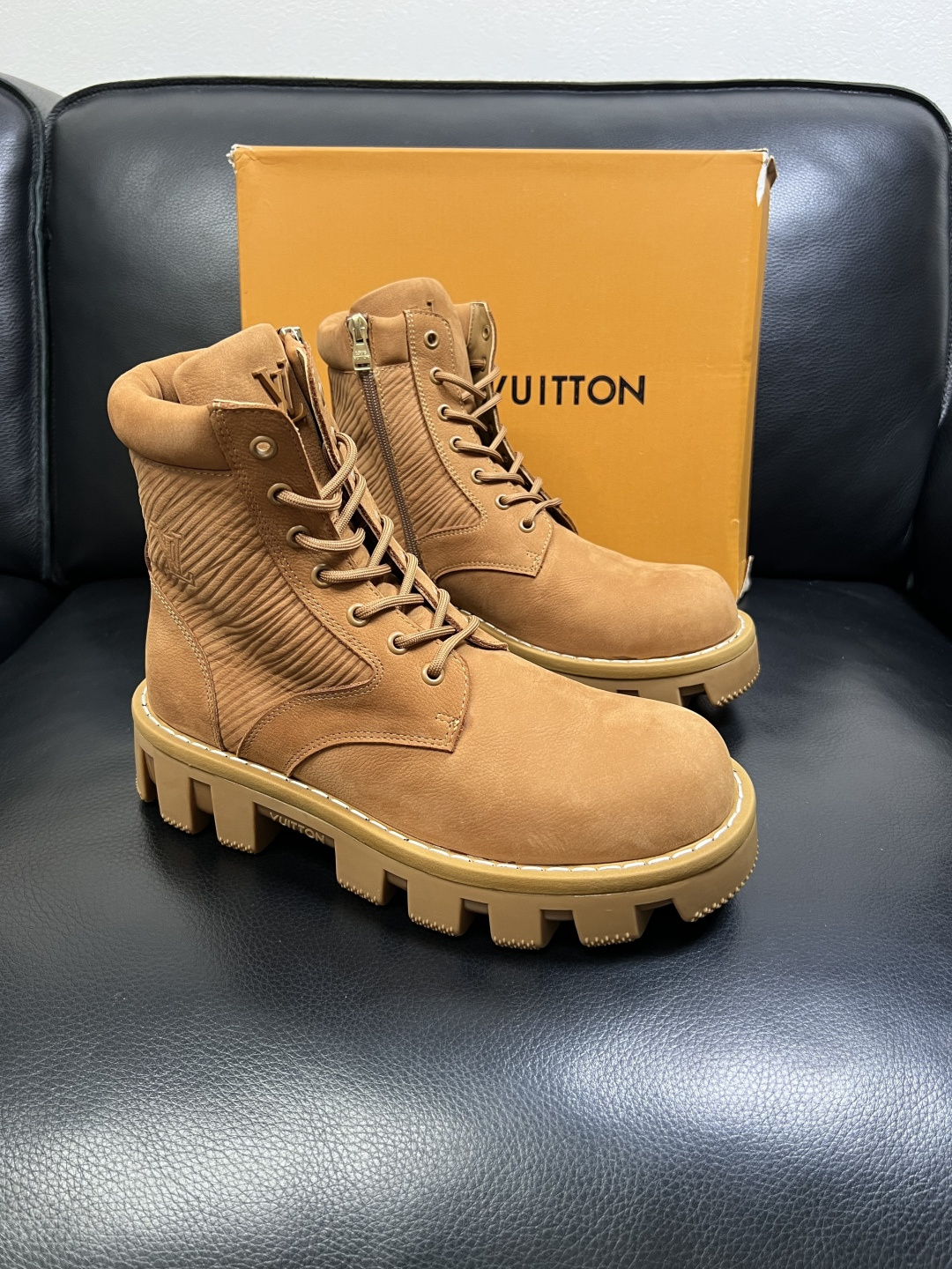 NO:604956,Lv top purchasing agent Louis Vuitton, high-top boots counter synchronization, uppers imported from Italy, high-quality splicing colorful complex crafts, imported water-dyed cow lining, original soles specially provided by the original factory, TPU exclusive movable molded soles super comfortable, original factory and single goods, high quality, welcome to compare, code number 39-44 (customized 45 46), louis vuitton, louis vuitton, boots19860909Lv 顶级代购 路易威登,高帮靴子专柜同步,鞋面意大利进口,高品质拼接缤纷色彩复杂工艺品,进口水染牛里 鞋底原厂特供原版底,TPU独家活动成型底超级舒适,原厂跟单货, 高品质,,欢迎对比,码数 39-44（订做45 46）,,louis vuitton,louis vuitton,boots,Men's shoes