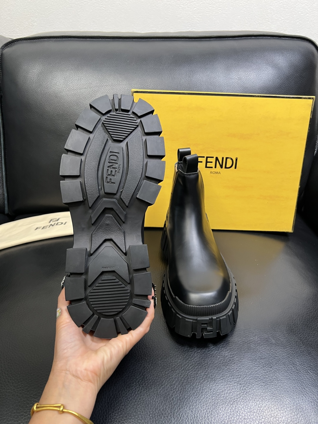 FENDI 高品质 顶级工艺品，芬迪 靴子高帮专柜同步，原厂配置意大利进口牛皮飞织面料，进口牛皮内里垫，