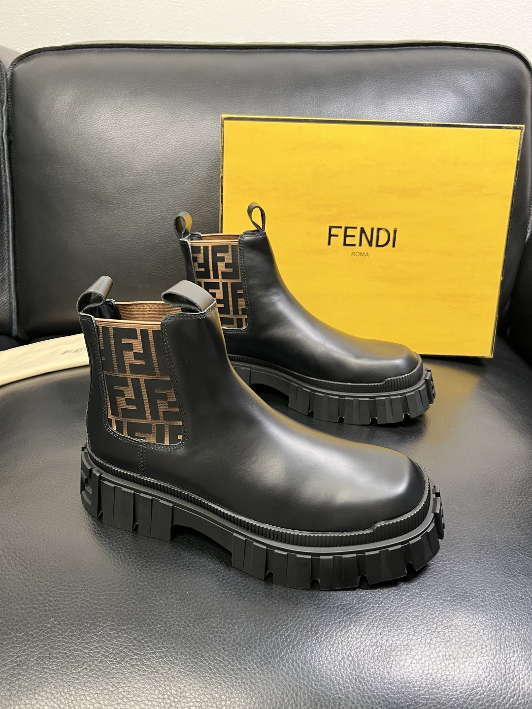 FENDI 高品质 顶级工艺品，芬迪 靴子高帮专柜同步，原厂配置意大利进口牛皮飞织面料，进口牛皮内里垫，