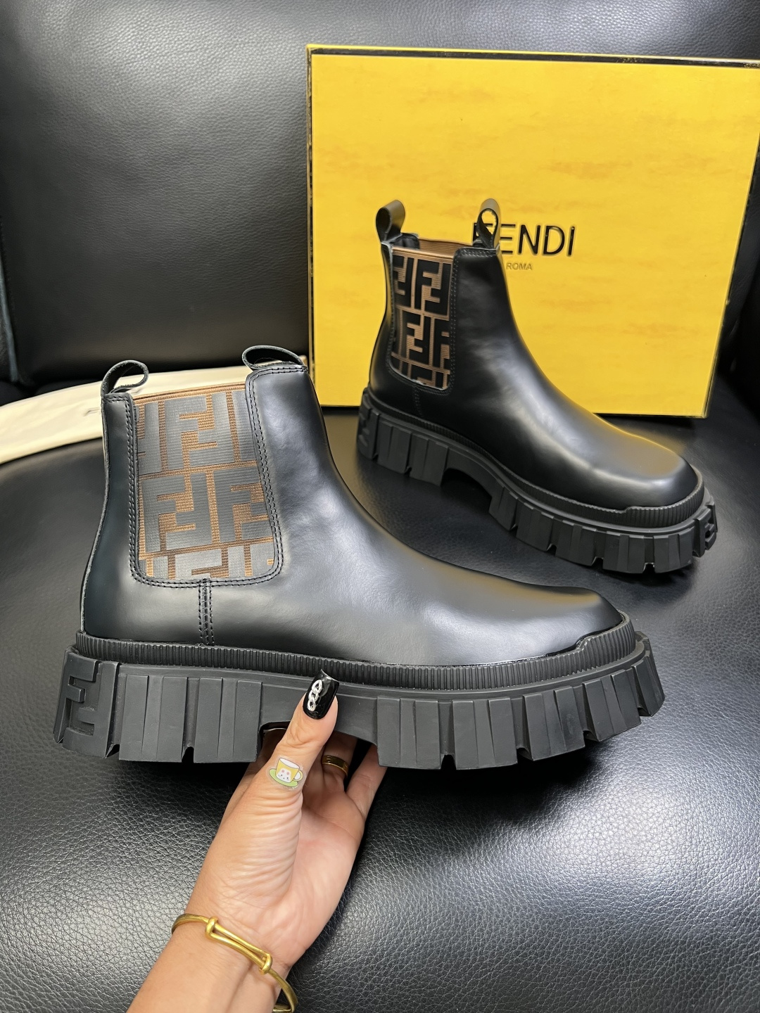 FENDI 高品质 顶级工艺品，芬迪 靴子高帮专柜同步，原厂配置意大利进口牛皮飞织面料，进口牛皮内里垫，