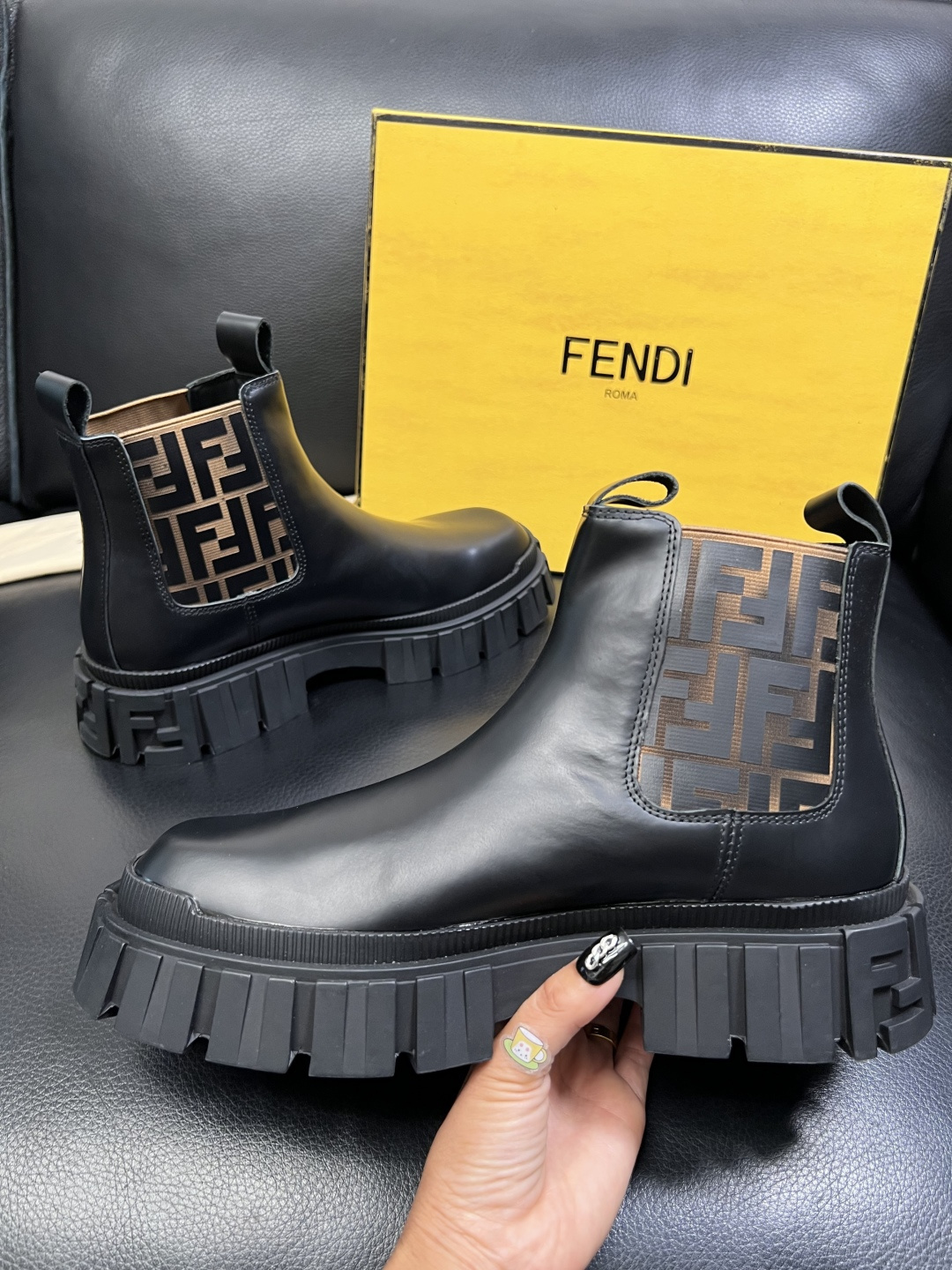 FENDI 高品质 顶级工艺品，芬迪 靴子高帮专柜同步，原厂配置意大利进口牛皮飞织面料，进口牛皮内里垫，