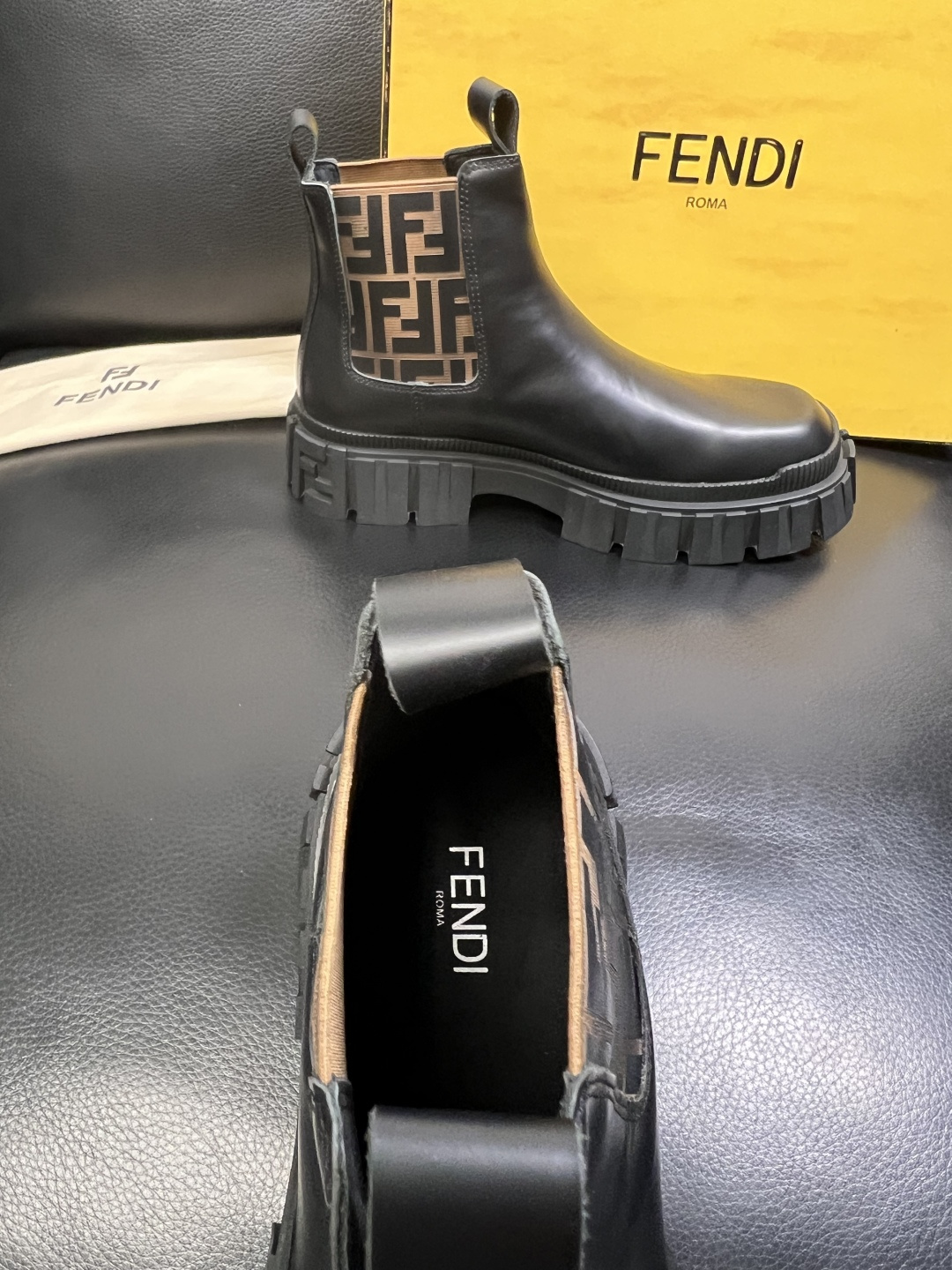 FENDI 高品质 顶级工艺品，芬迪 靴子高帮专柜同步，原厂配置意大利进口牛皮飞织面料，进口牛皮内里垫，