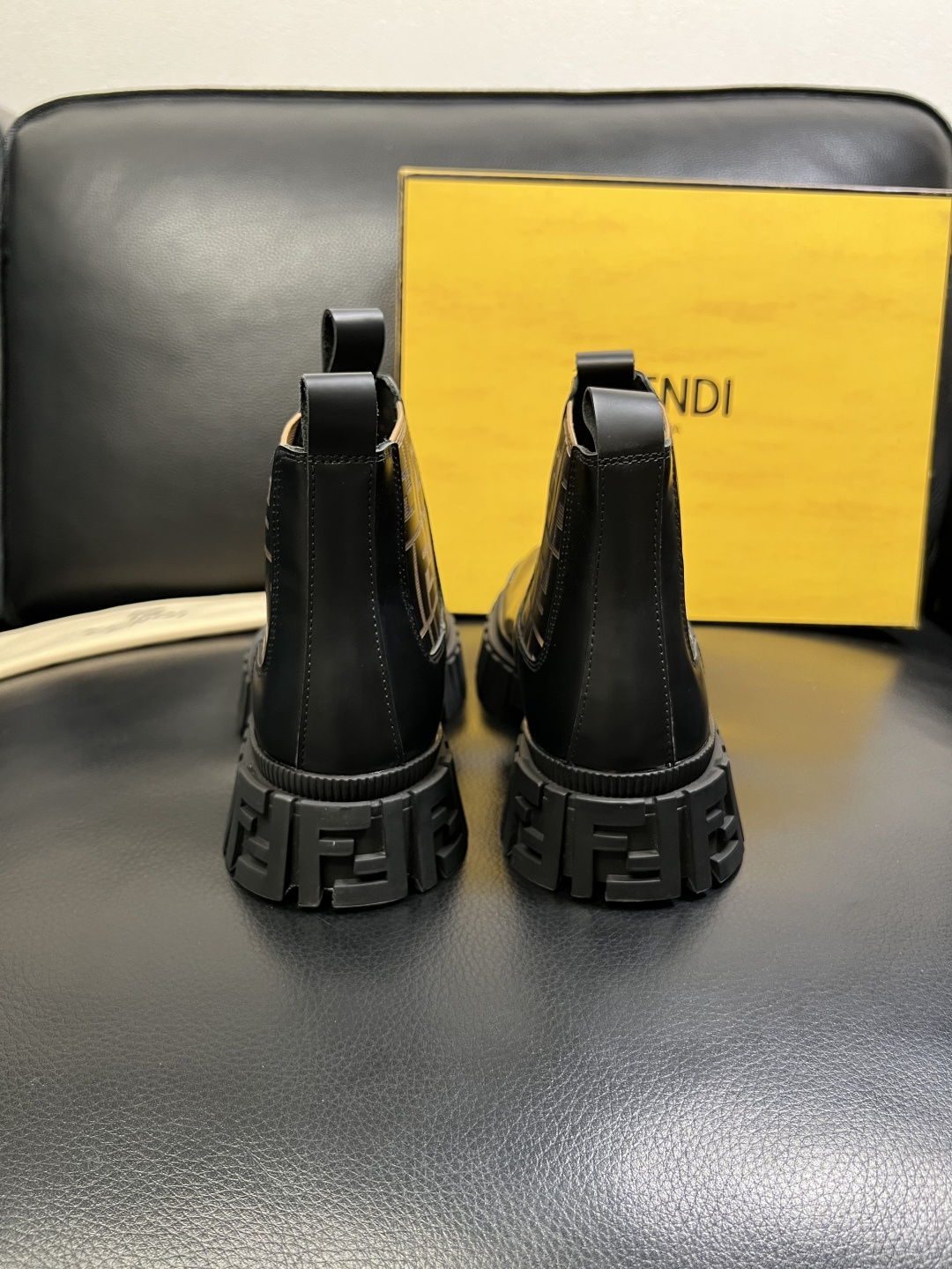 FENDI 高品质 顶级工艺品，芬迪 靴子高帮专柜同步，原厂配置意大利进口牛皮飞织面料，进口牛皮内里垫，