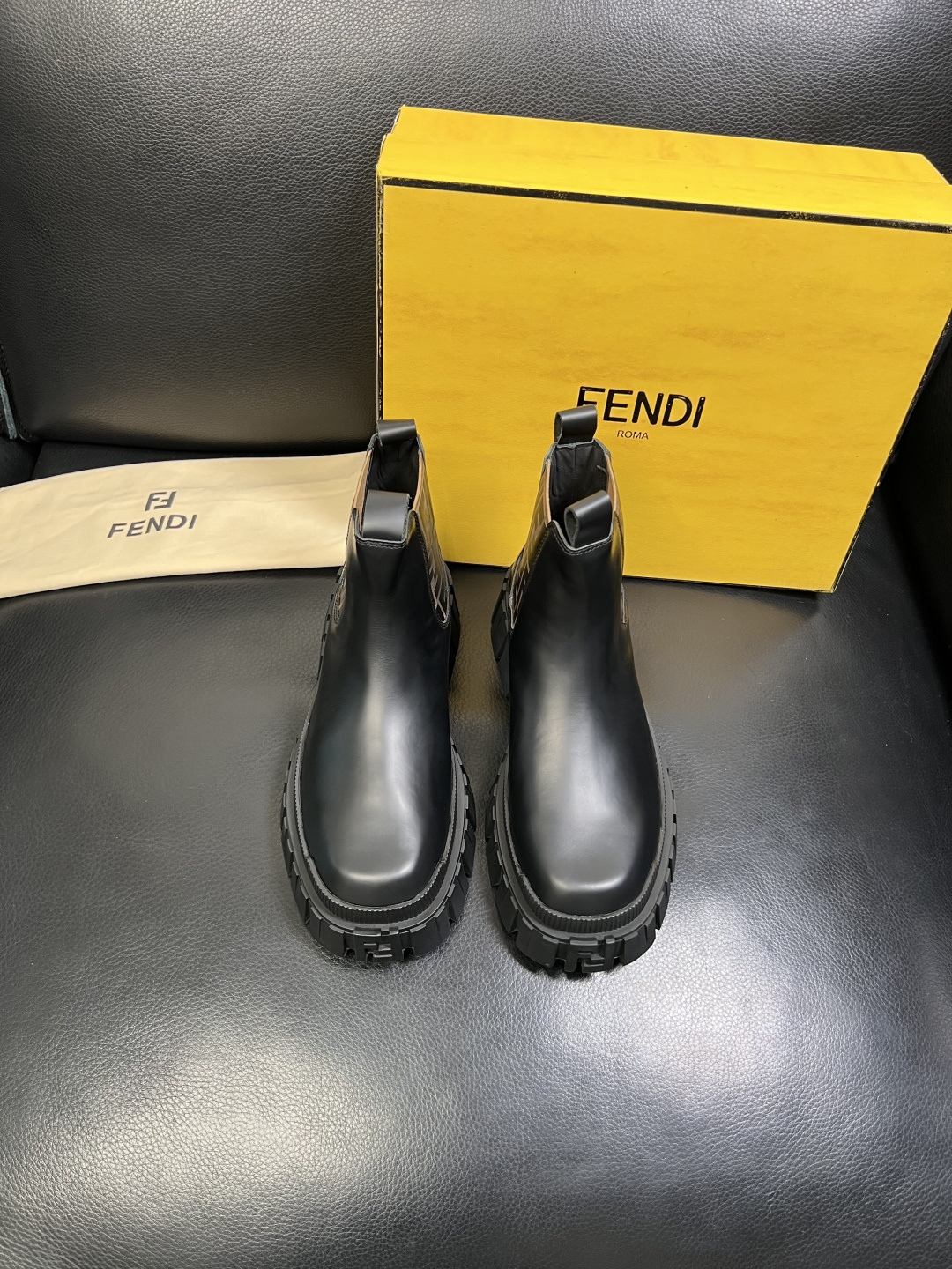 FENDI 高品质 顶级工艺品，芬迪 靴子高帮专柜同步，原厂配置意大利进口牛皮飞织面料，进口牛皮内里垫，