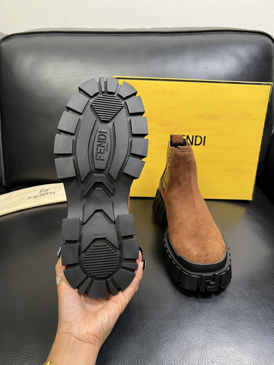 FENDI 高品质 顶级工艺品，芬迪 靴子高帮专柜同步，原厂配置意大利进口牛皮飞织面料，进口牛皮内里垫，