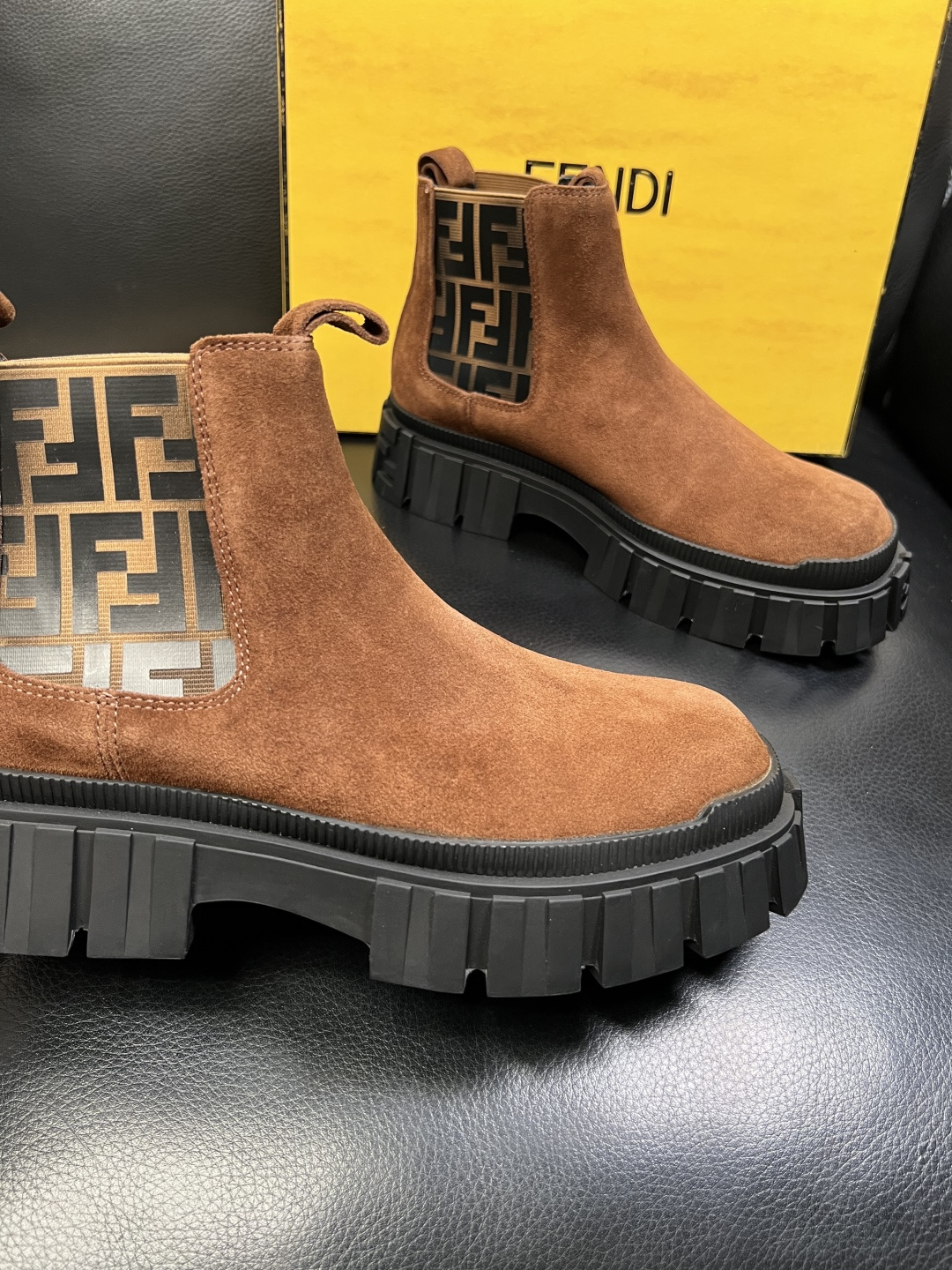 FENDI 高品质 顶级工艺品，芬迪 靴子高帮专柜同步，原厂配置意大利进口牛皮飞织面料，进口牛皮内里垫，